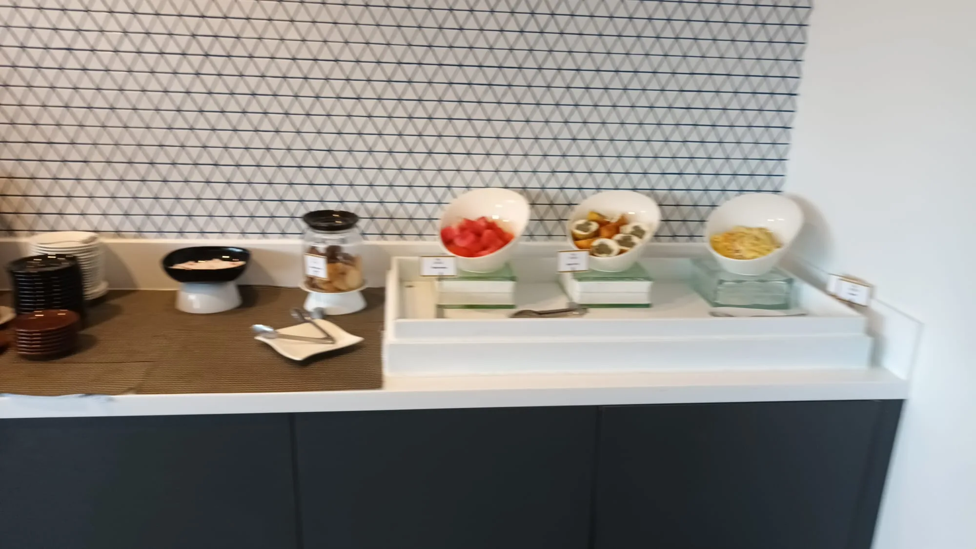 Frühstücksservice mit Obst und Getränken