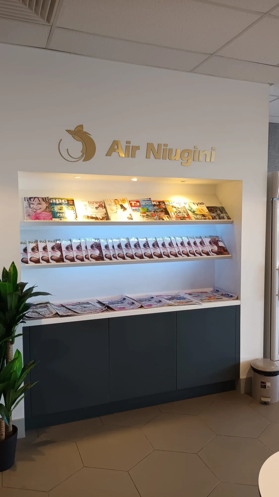 Sitzbereich mit Zeitschriftenregal und Air Niugini Logo