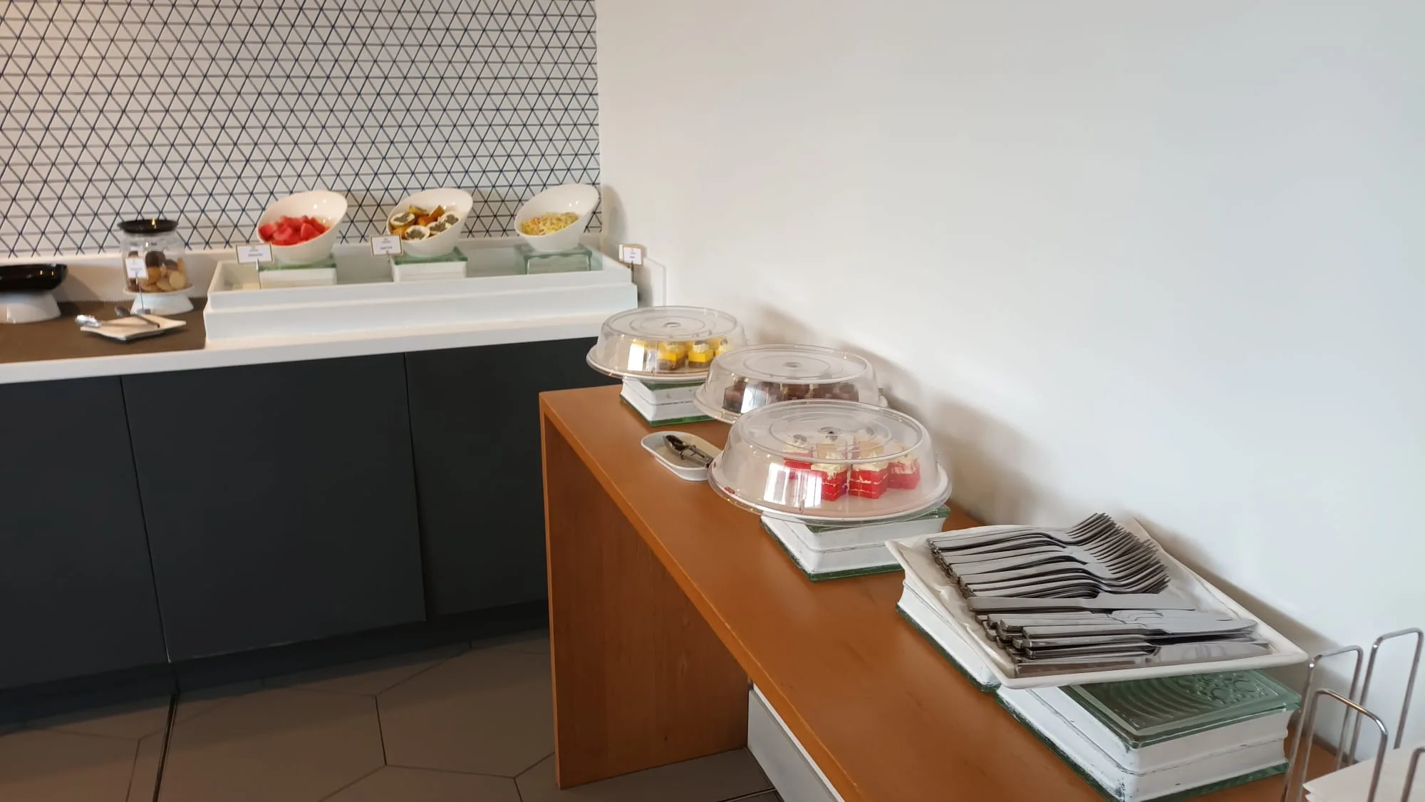 Buffet mit verschiedenen Speisen und Desserts