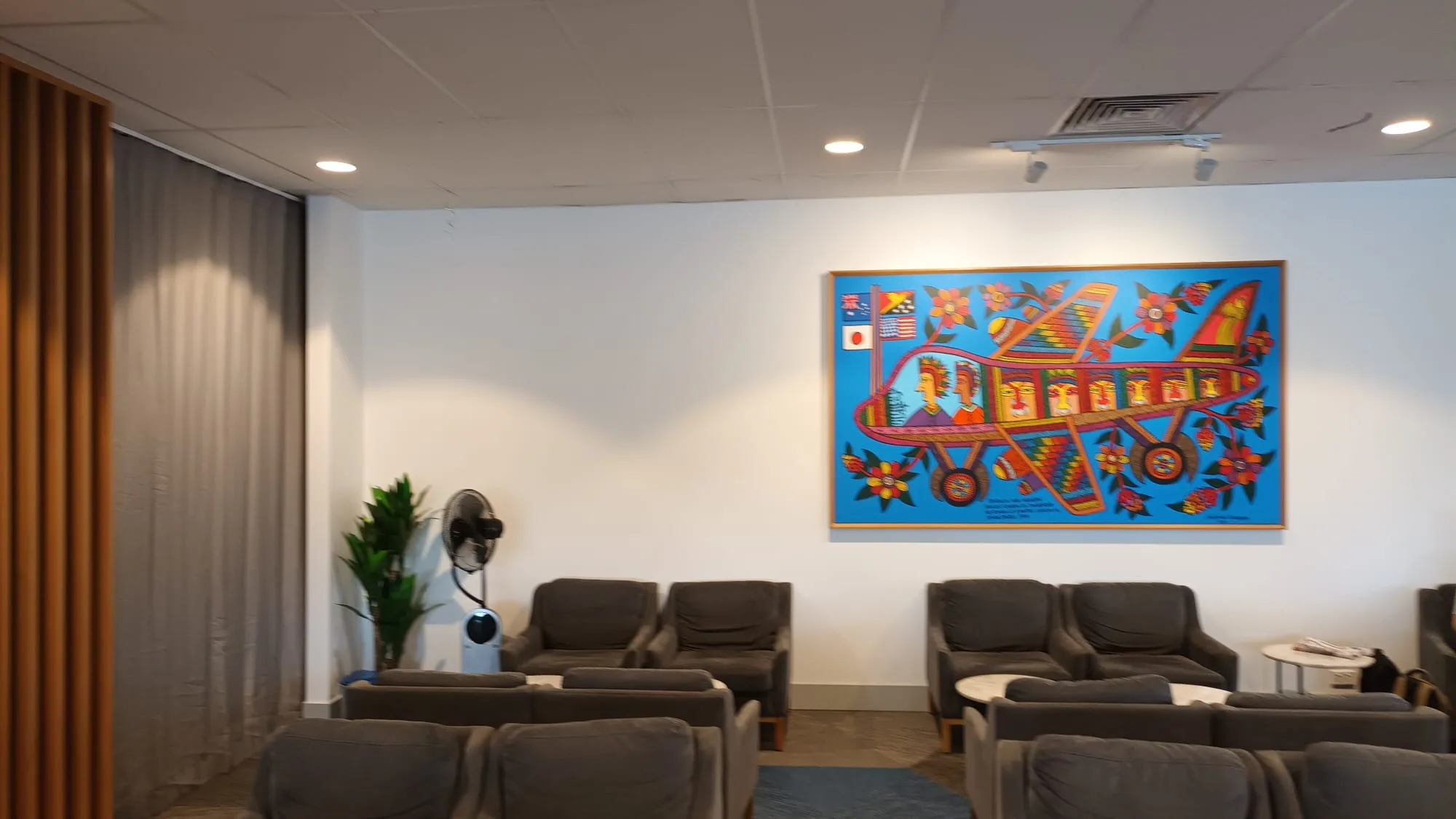 Lounge mit Sesseln und traditionellem Wandbild
