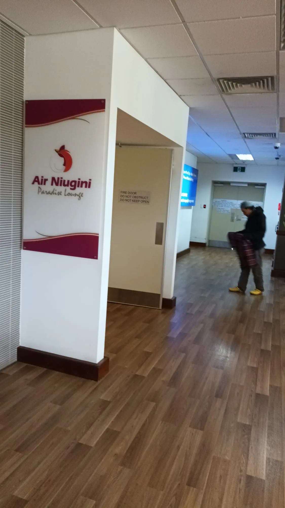Air Niugini Paradise Lounge Schild an der Wand