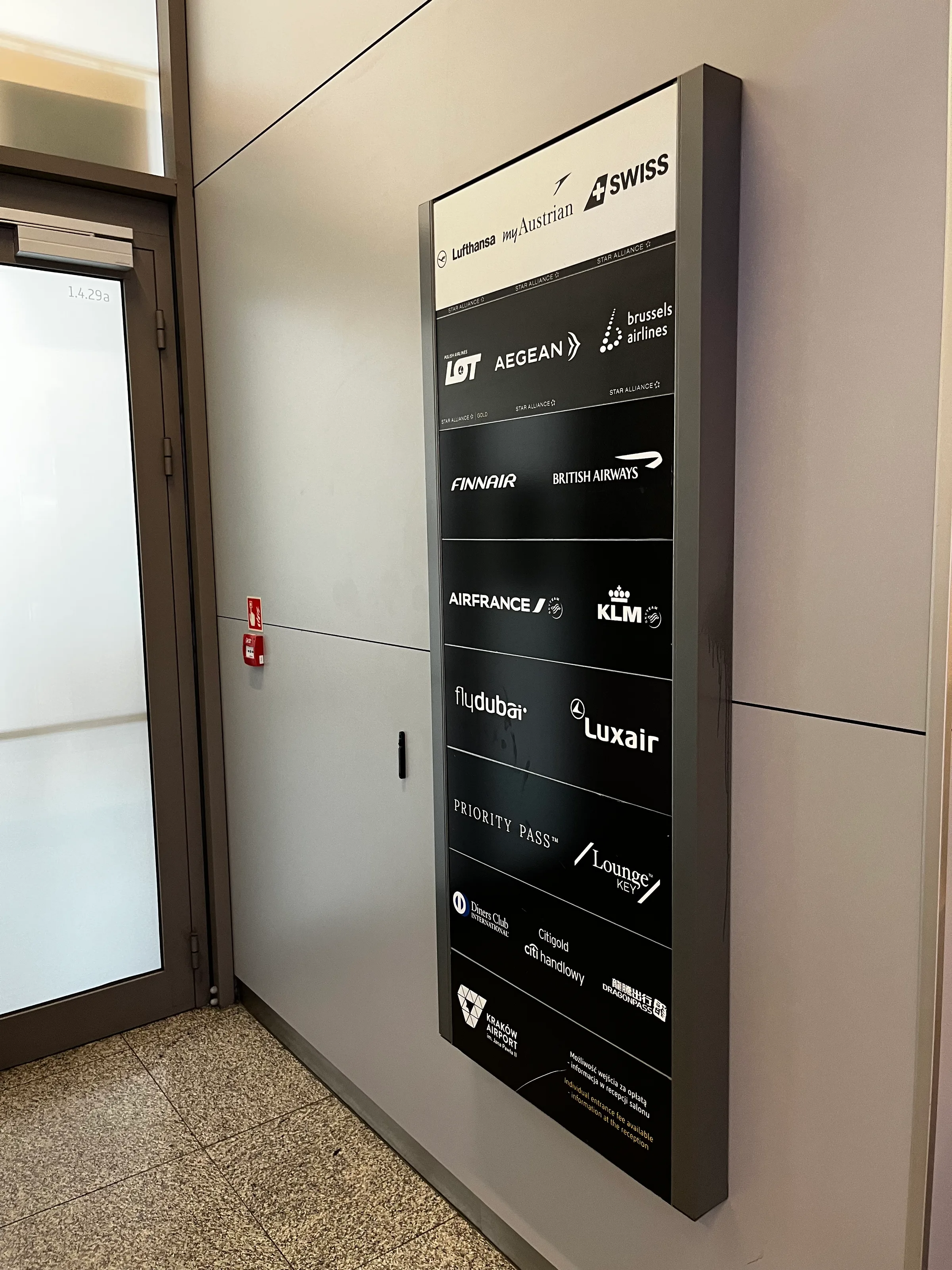 Lounge-Zugangsschild mit Fluggesellschaften und Mitgliedschaften