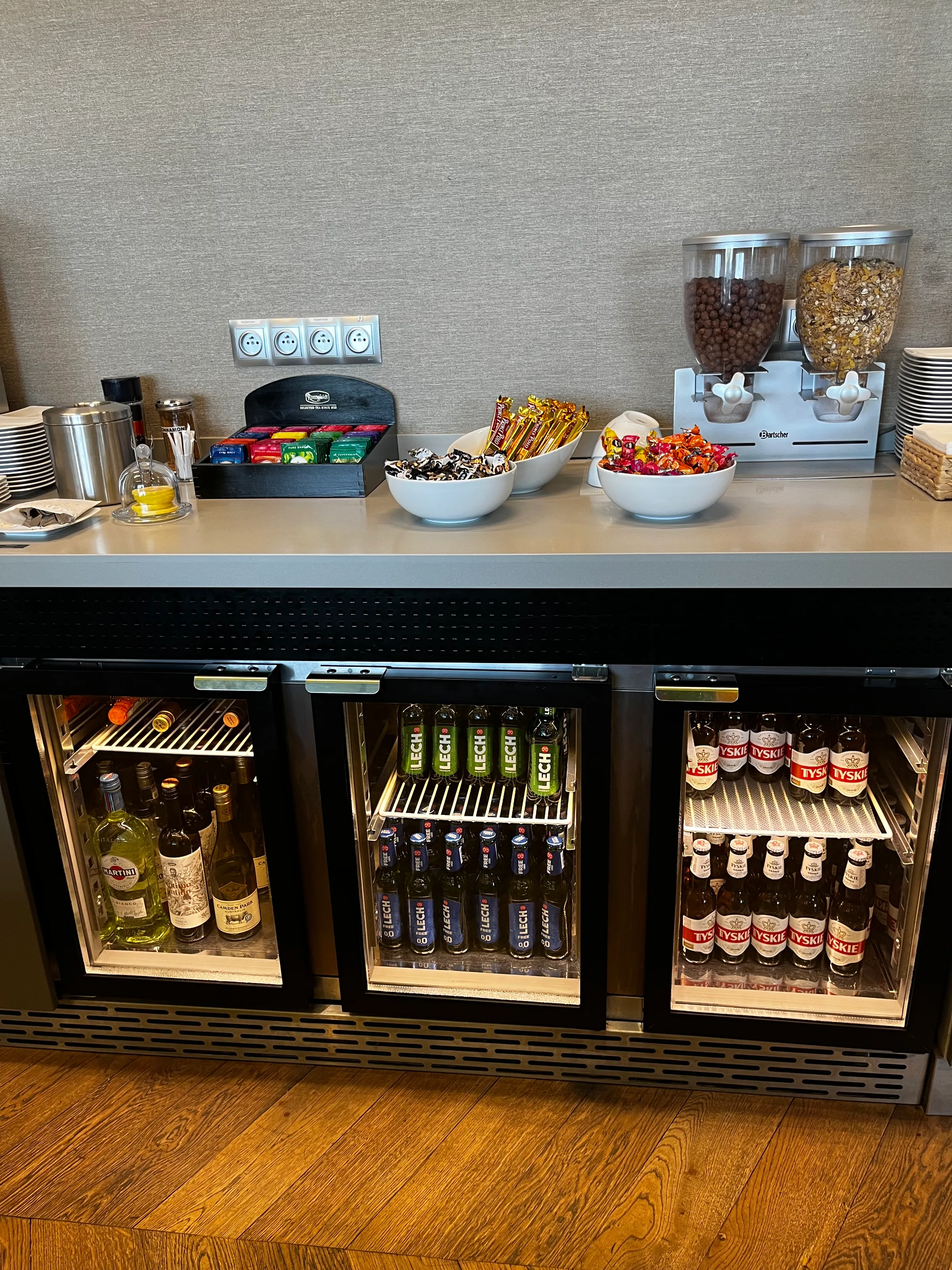 Schrank mit Getränken und Süßigkeiten im Flughafen-Lounge