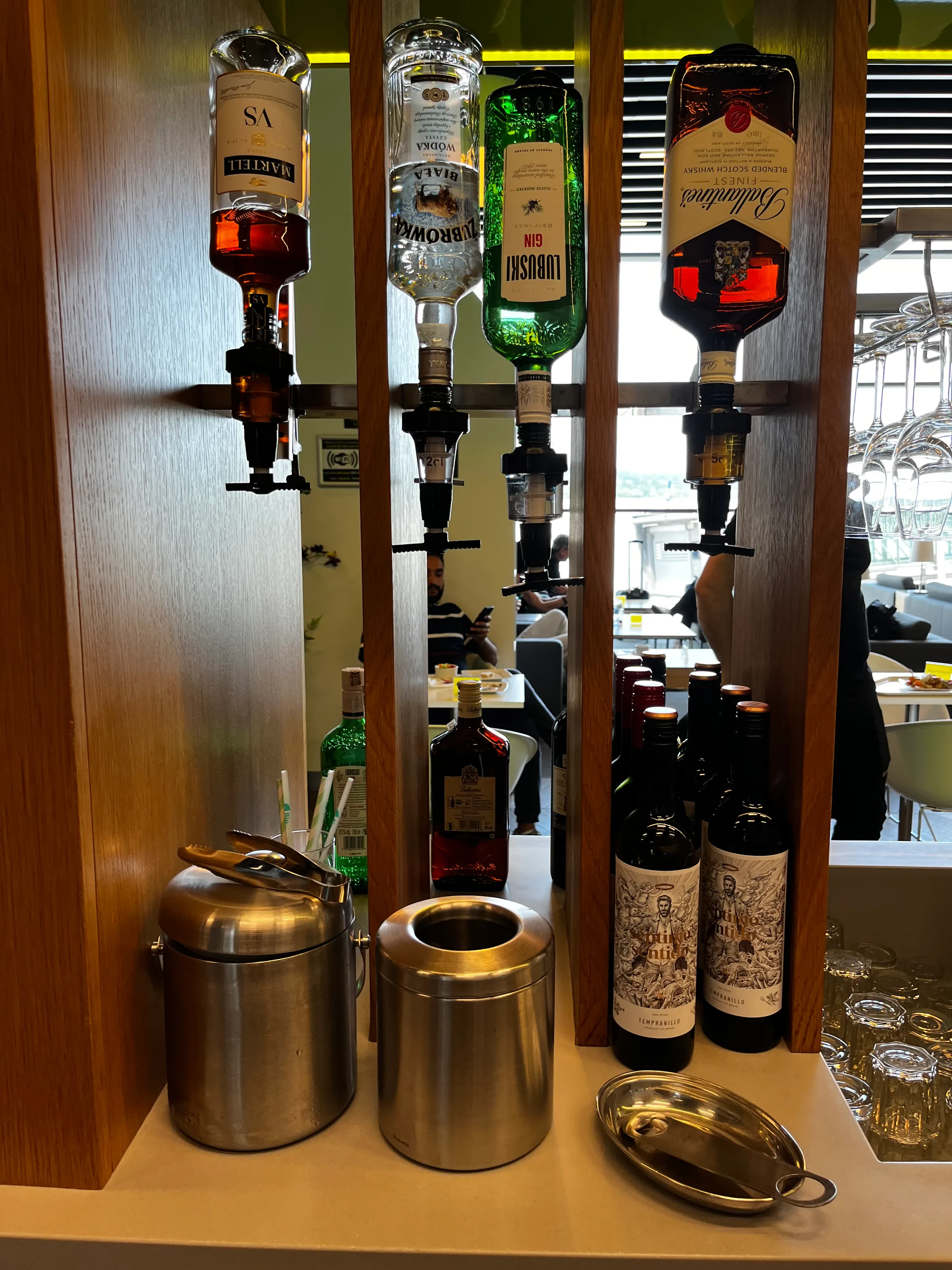 Flaschen mit alkoholischen Getränken auf einer Barstation
