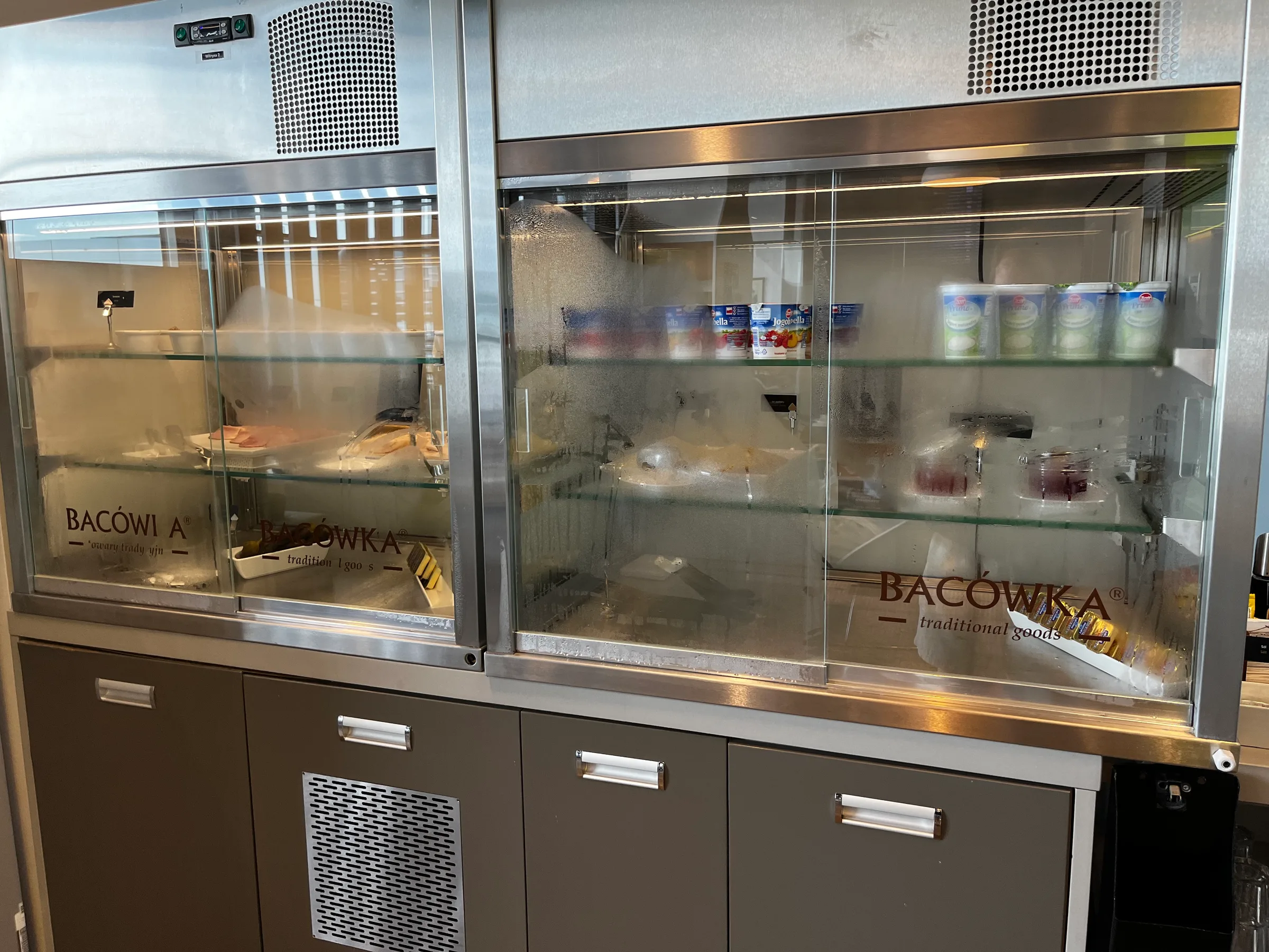Kühlschrank mit Milchprodukten und Eiern in einer Flughafen-Lounge