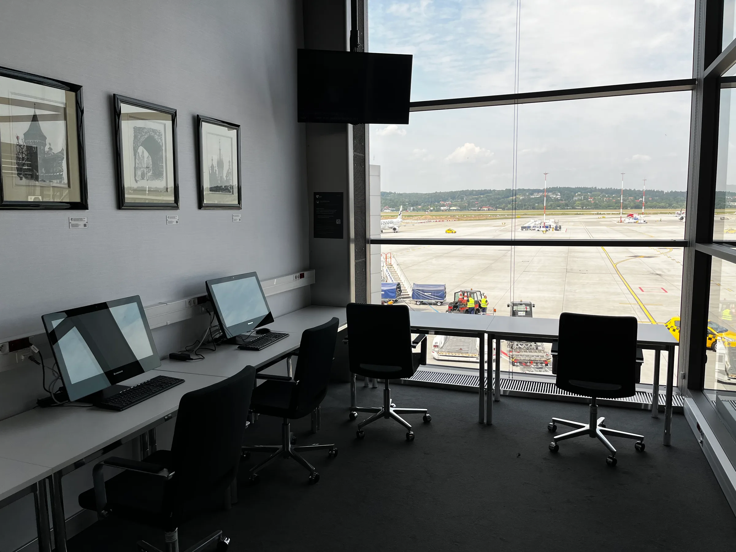Arbeitsplatz mit Computern und Stühlen im Flughafenterminal
