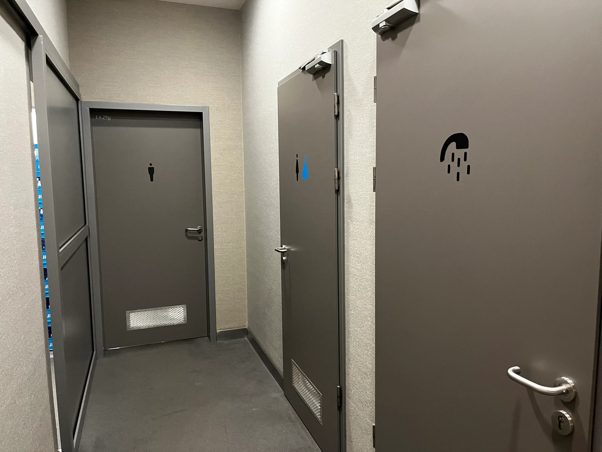 Toiletten- und Duschbereich in Flughafenlounge
