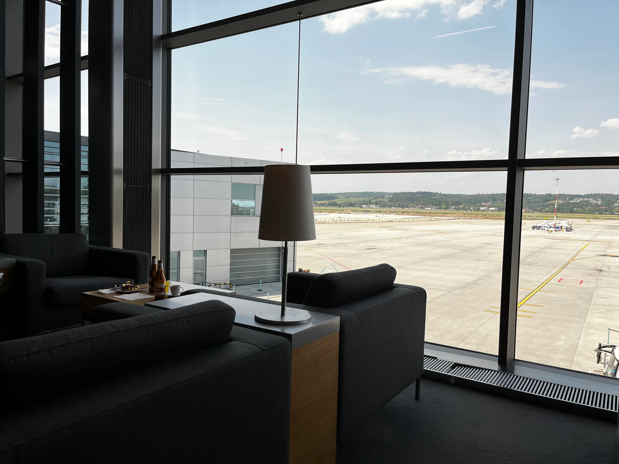 Business lounge mit Sesseln und Tisch im Flughafen