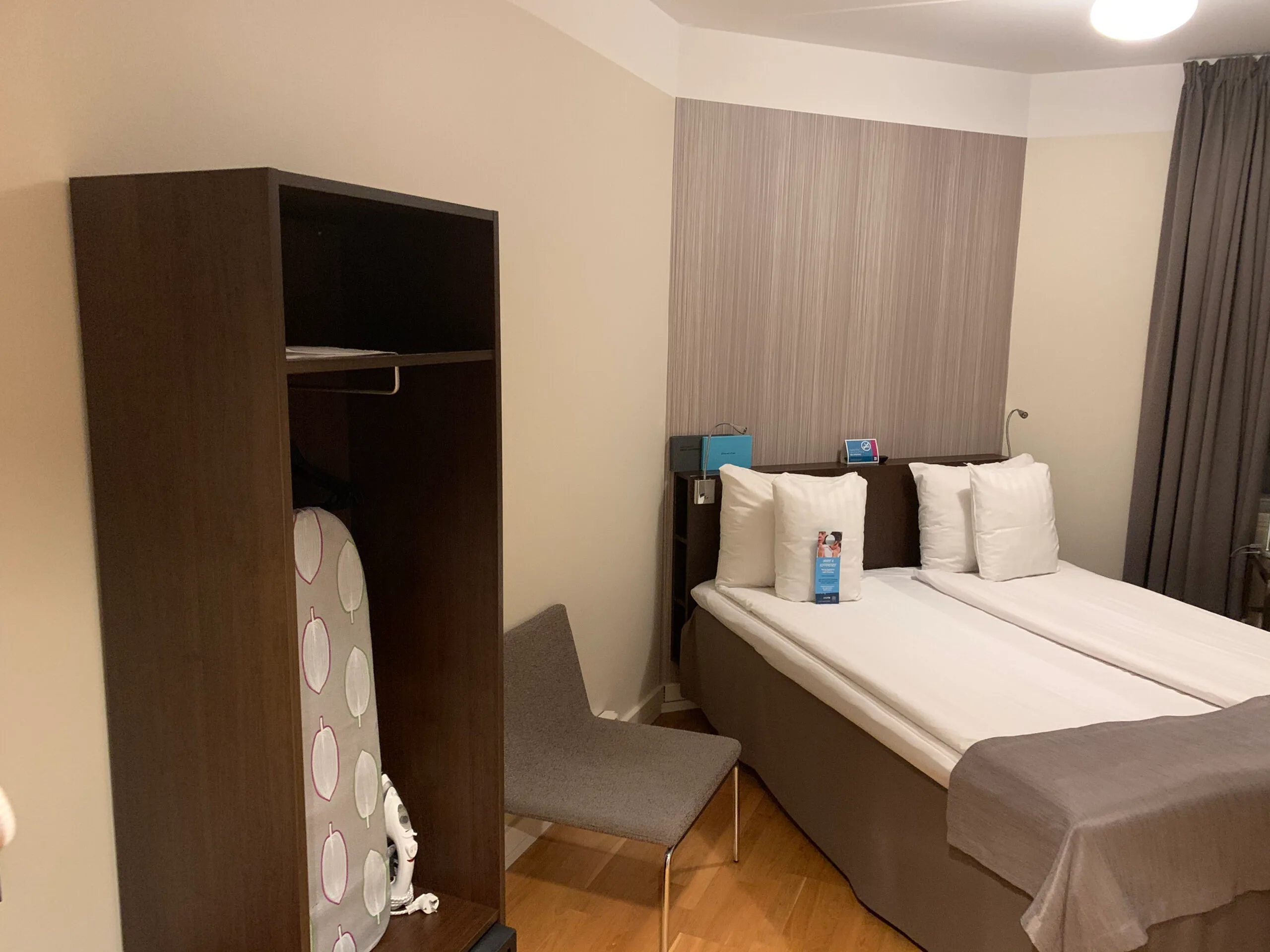 Hotelkorridor mit Holzpaneelen und Sitzgelegenheiten