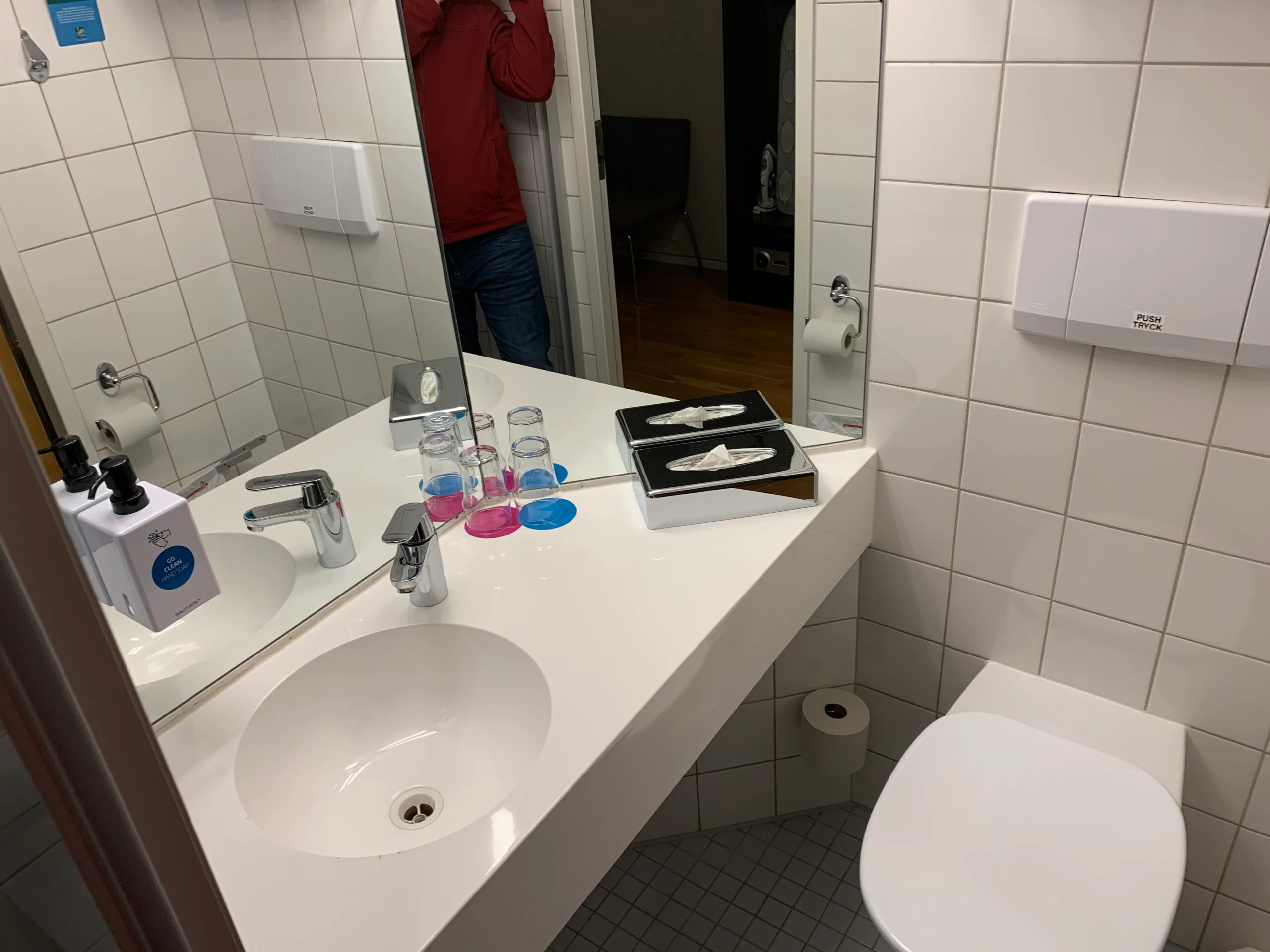 Loungebereich mit Barhockern und moderner Beleuchtung