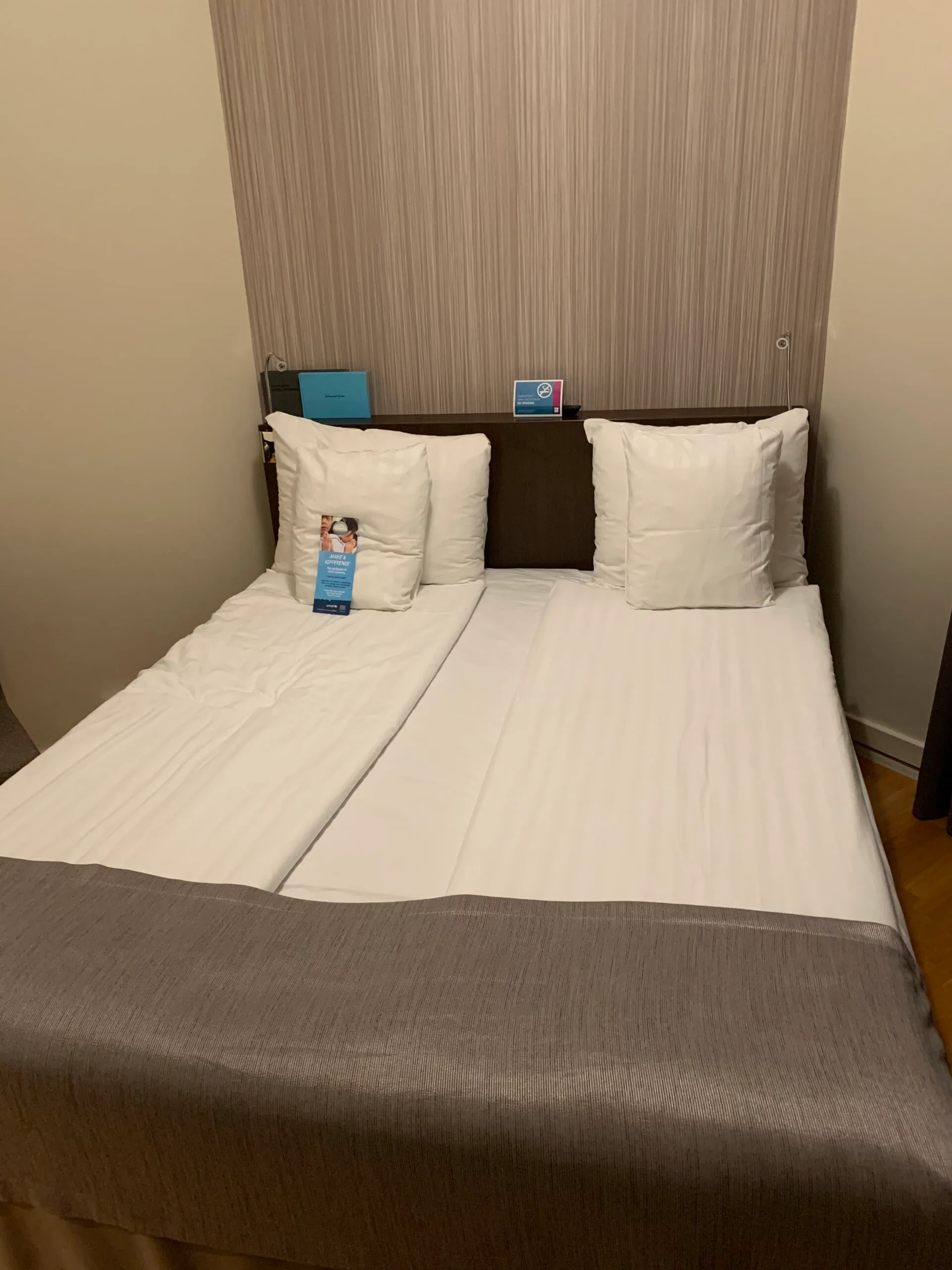 Hotellobby mit Pflanzen und Stühlen