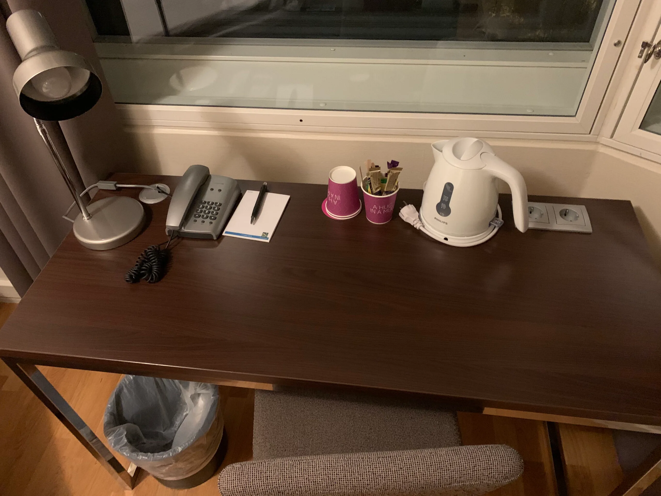 Frühstücksbuffet mit verschiedenen Speisen und Salaten