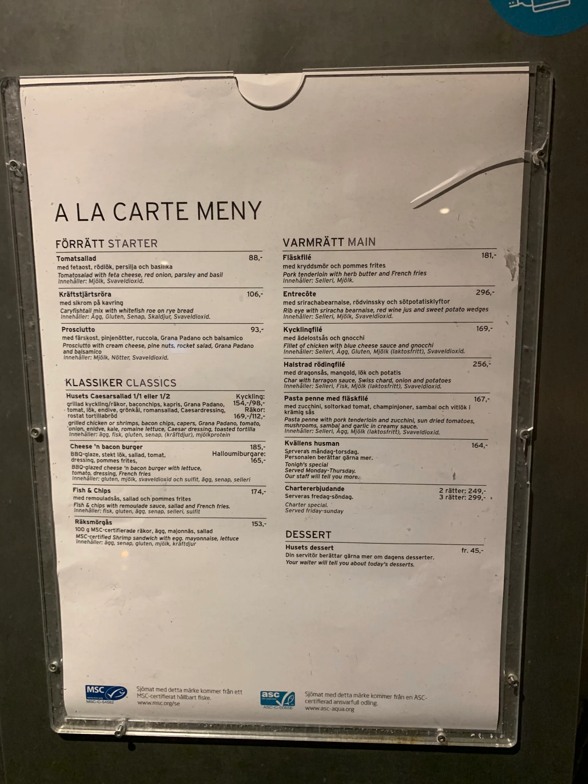 Buffet mit Getränken und Snacks in einem Flughafen-Hotel