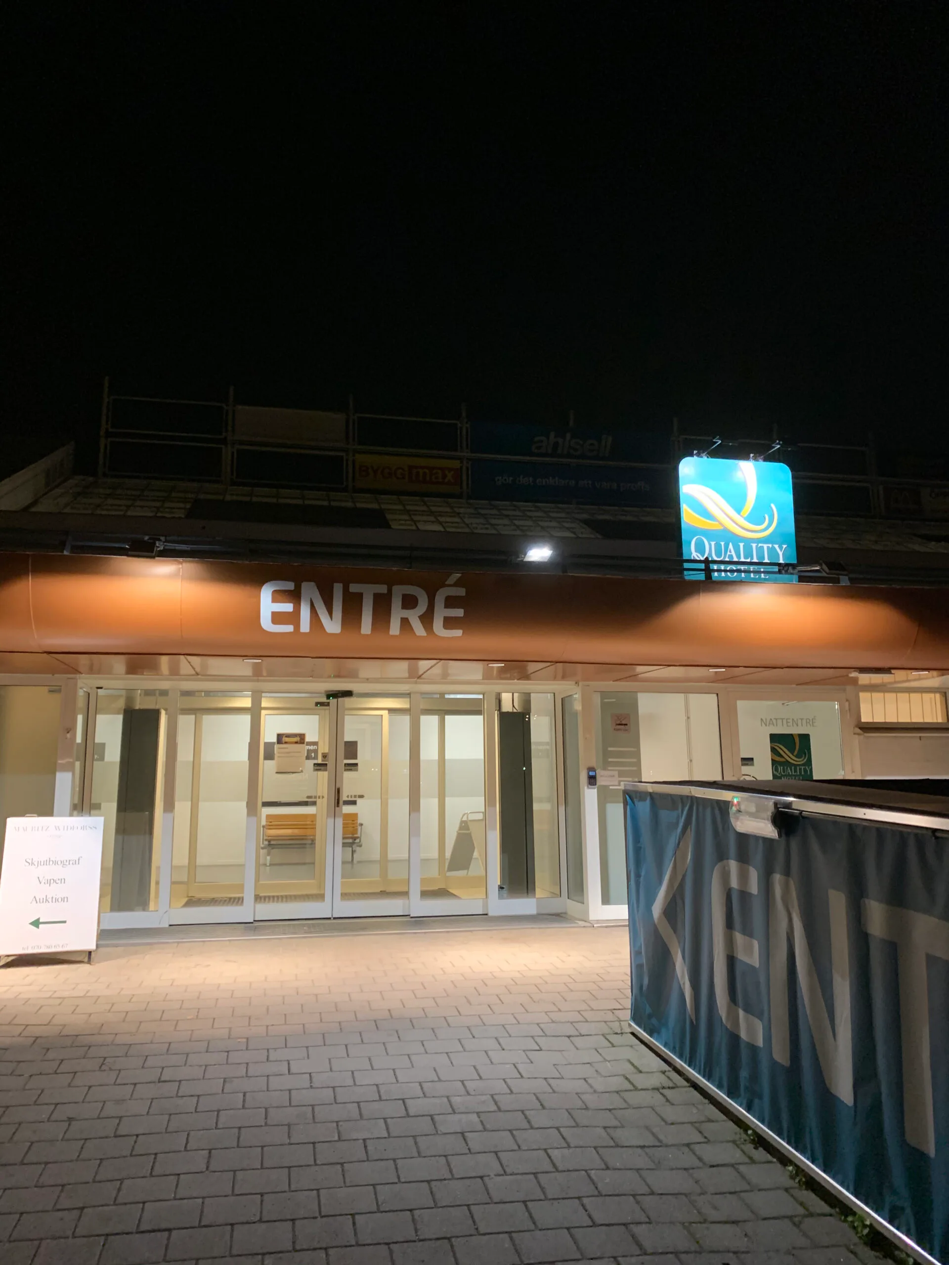 Lobbybereich eines Hotels mit Holztisch und Stühlen