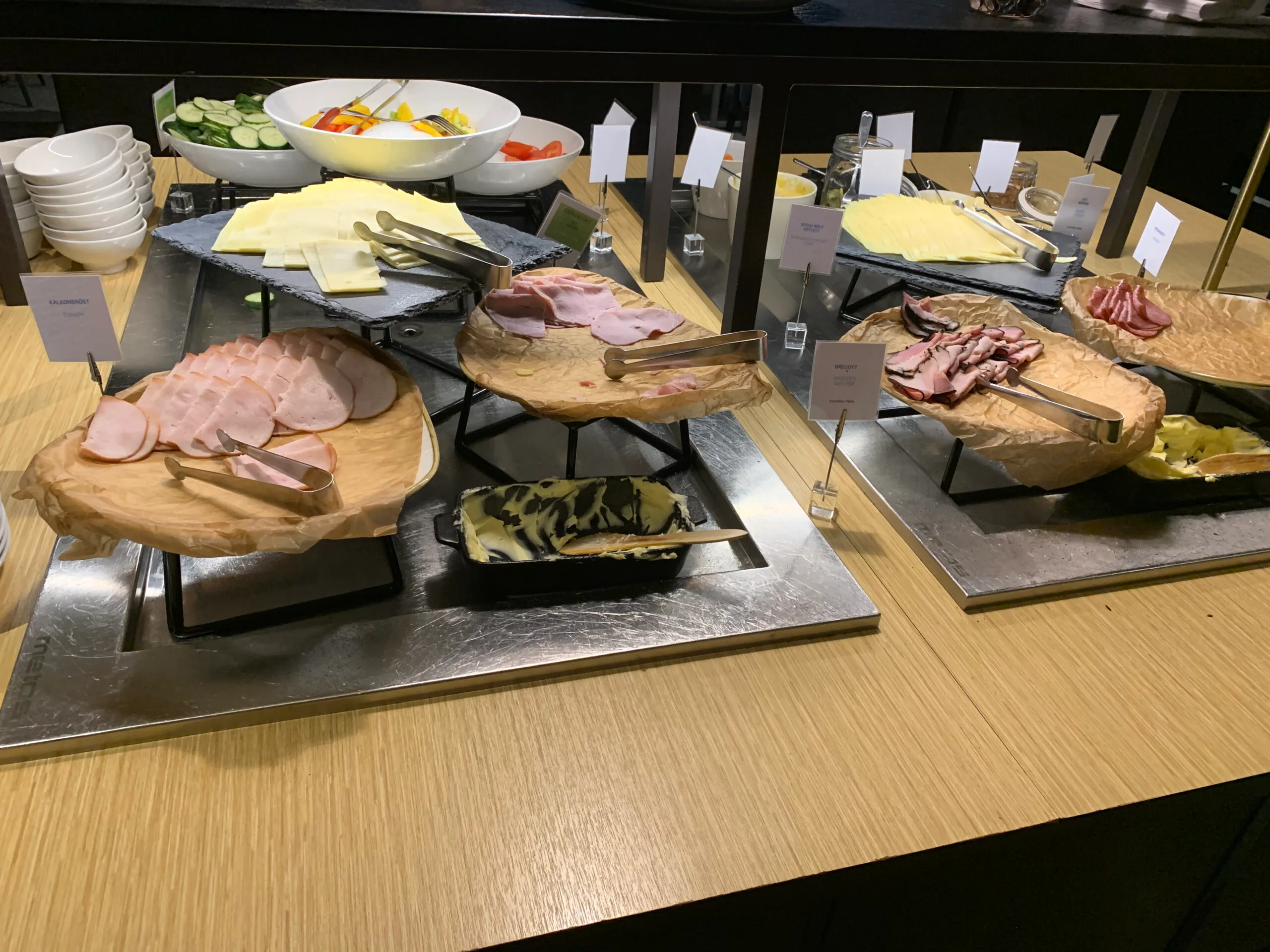 Flur mit Säulen und Schildern für die Diamond Lounge