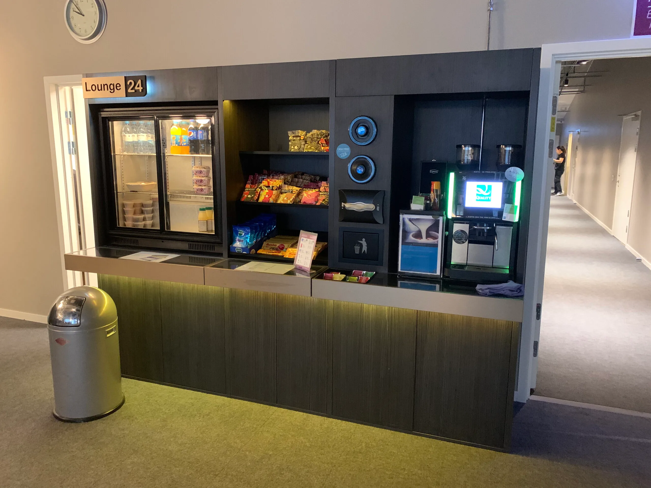 Flughafen-Lounge mit Kühlschrank, Snacks und Kaffeeautomat