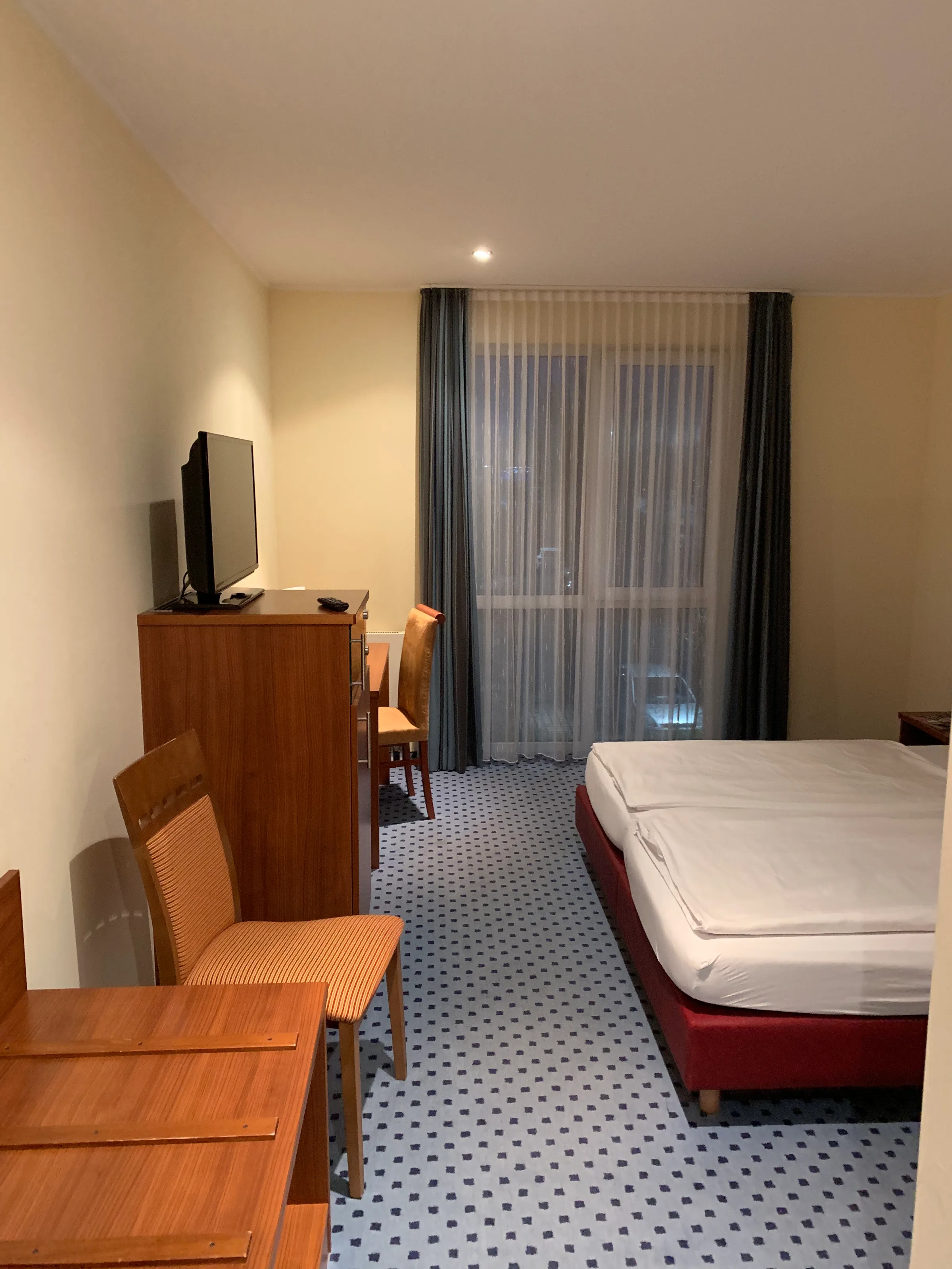 Hotelzimmer mit Doppelbett und Schreibtisch