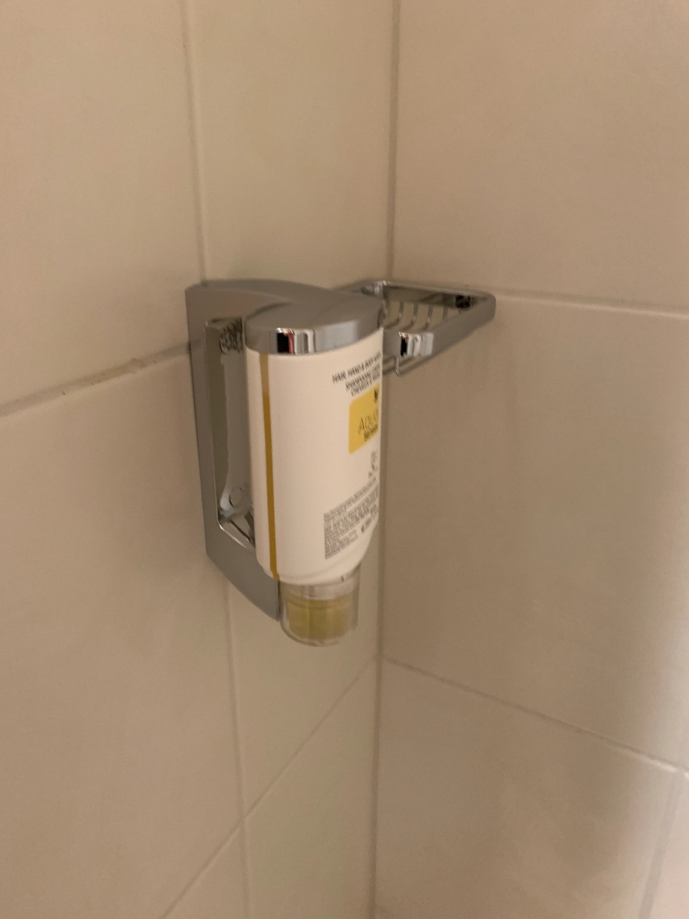 Duschgelbehälter an Wandhalterung im Badezimmer
