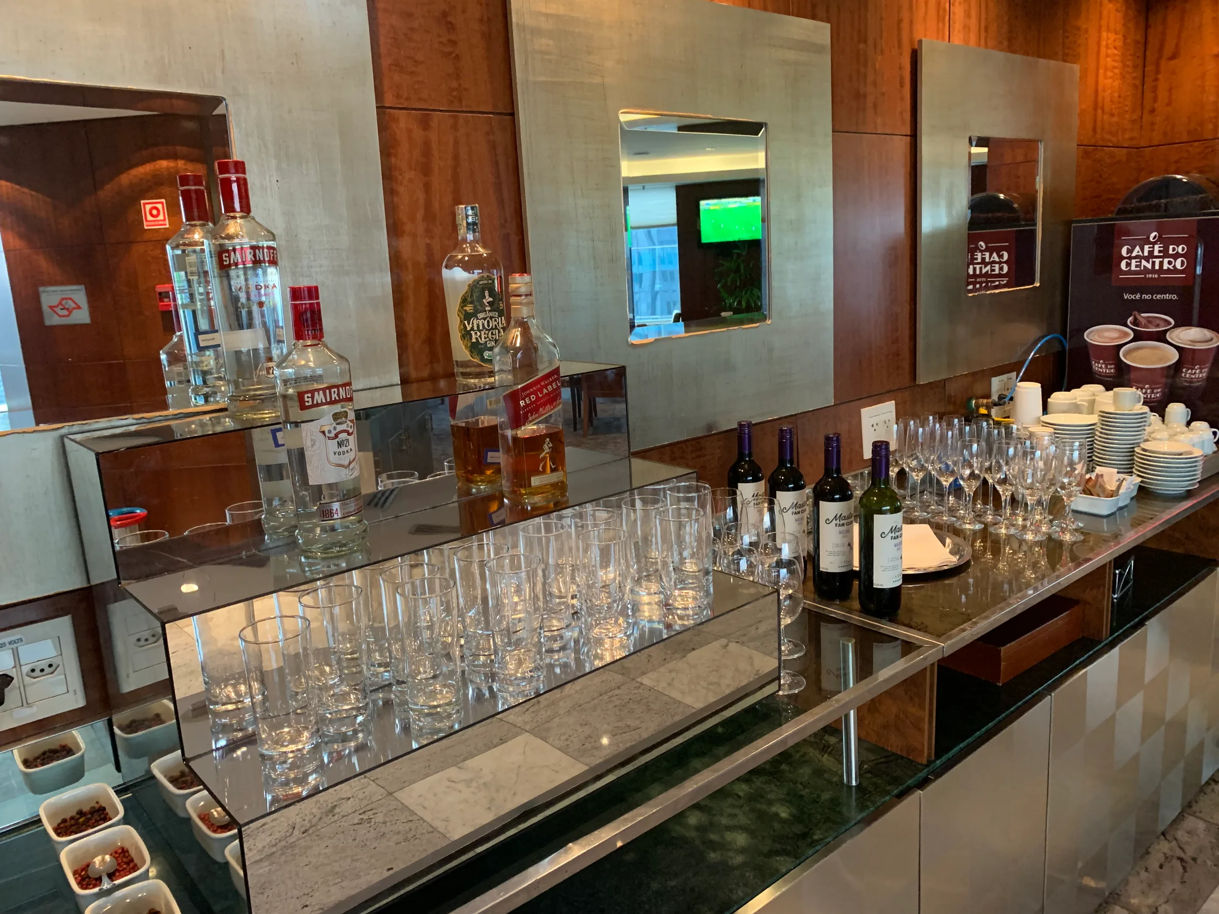 Bar mit Flaschen und Gläsern im Flughafen-Hotel