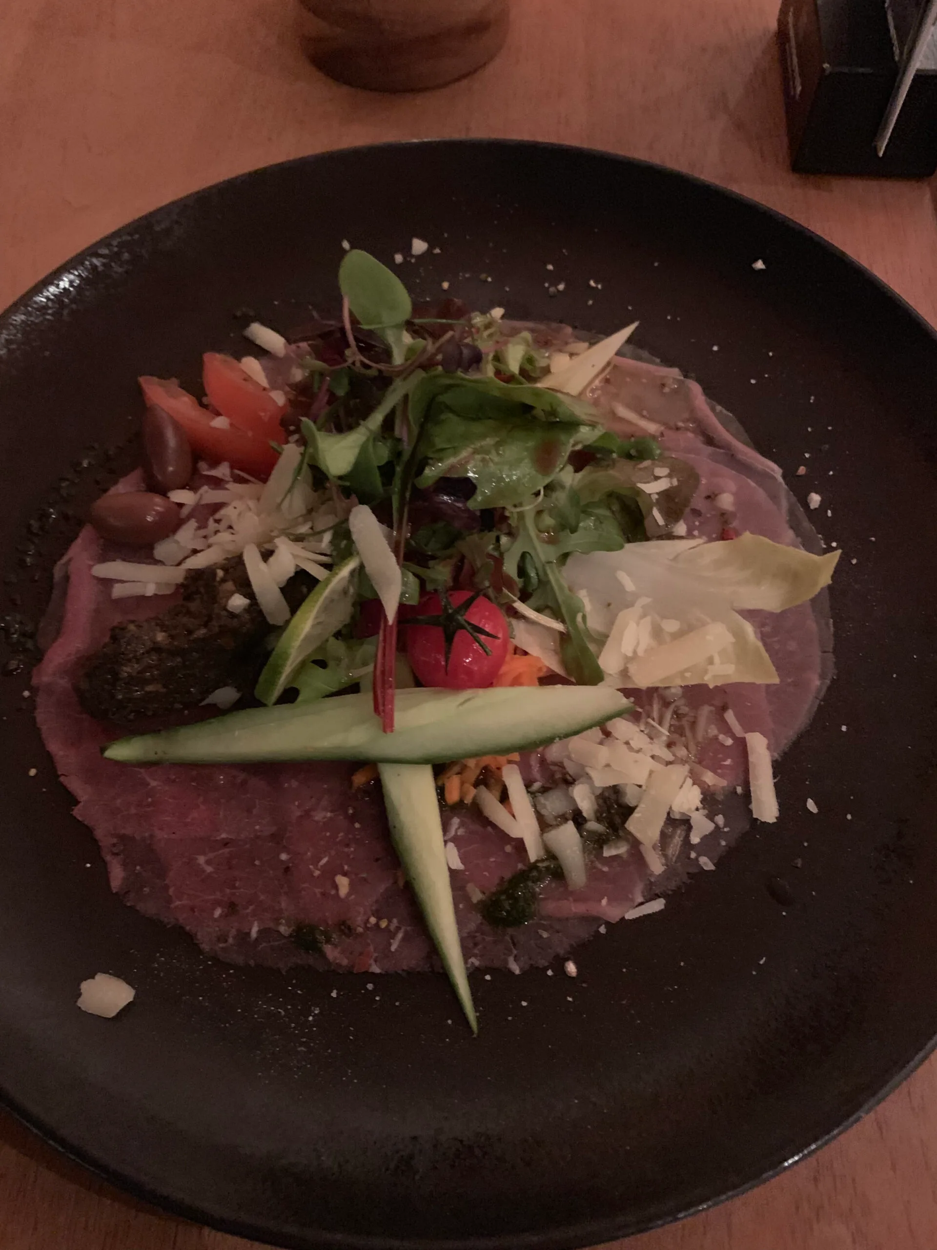 Buffet mit warmen Beleuchtung und verschiedenen Speisen