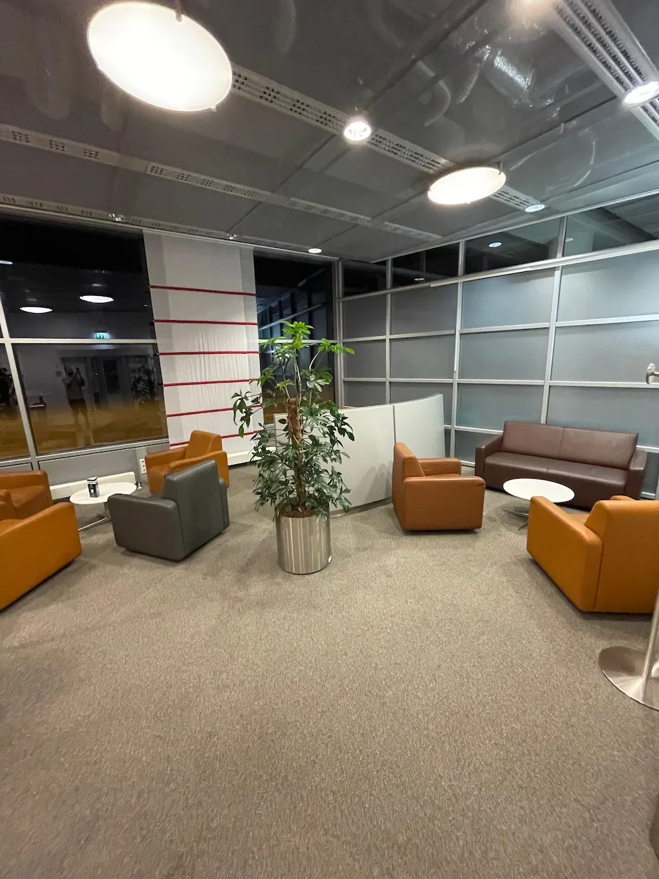 Lounge mit Sesseln und Pflanze