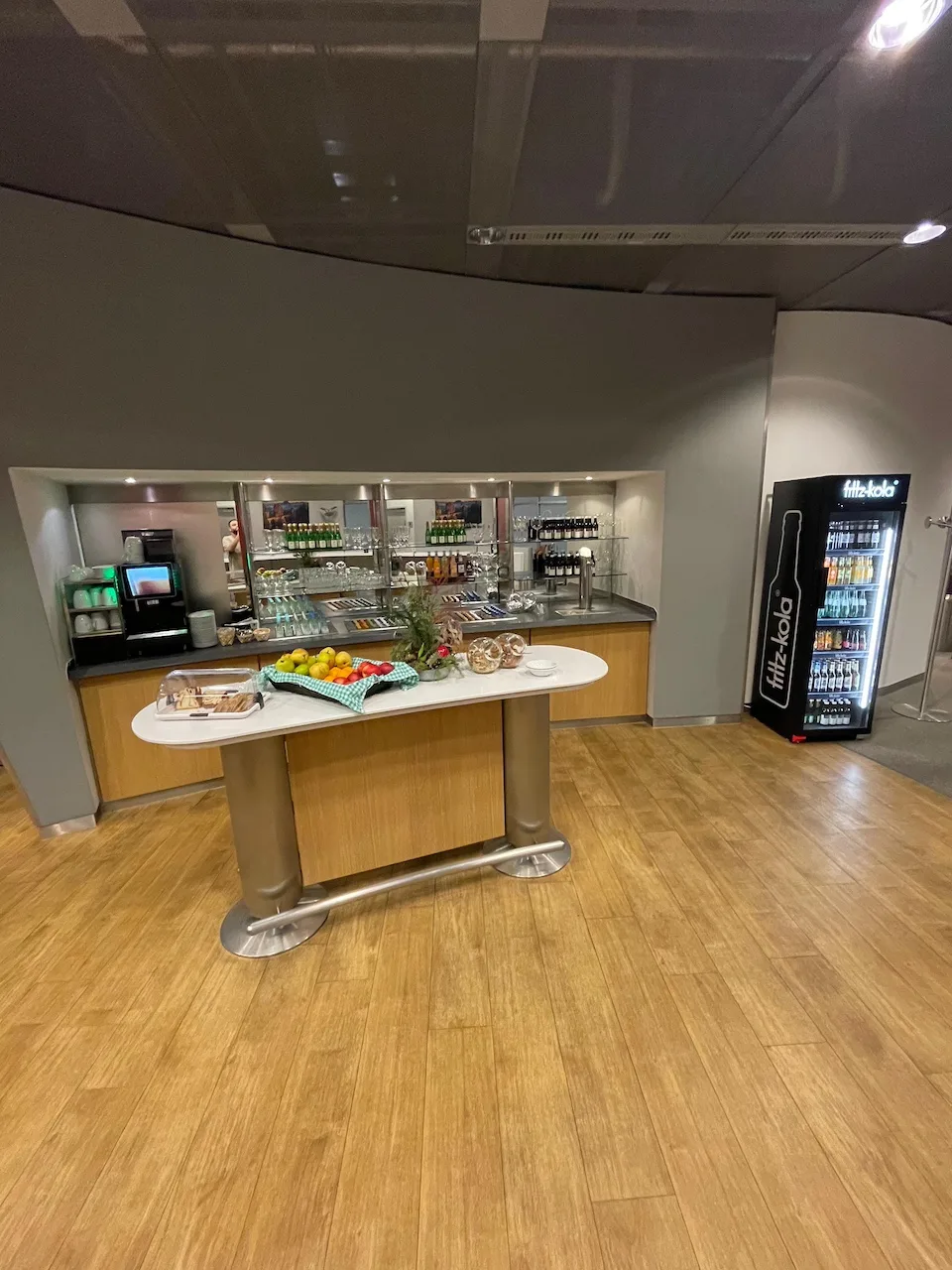 Kaffeevollautomat und Getränkekühlschrank