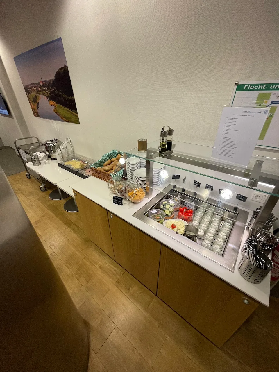 Frühstücksbuffet mit Kaffeezubereitung