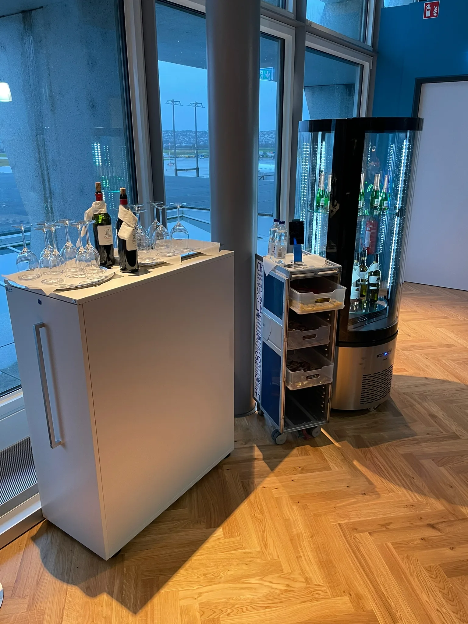 Bar mit Gläsern und Flaschen im Flughafensalon
