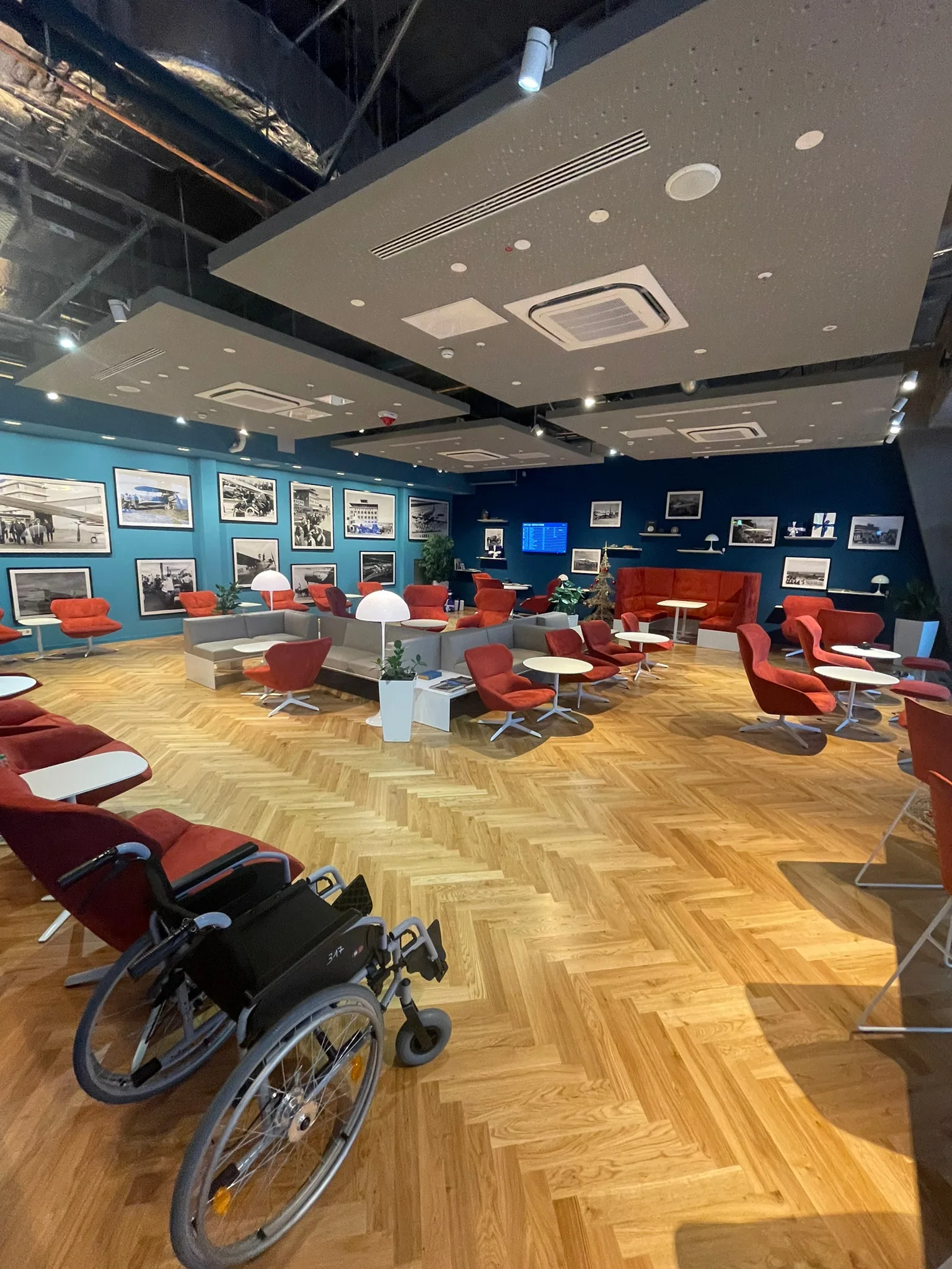 Lounge mit roten Sofas und blauen Wänden mit Bildern