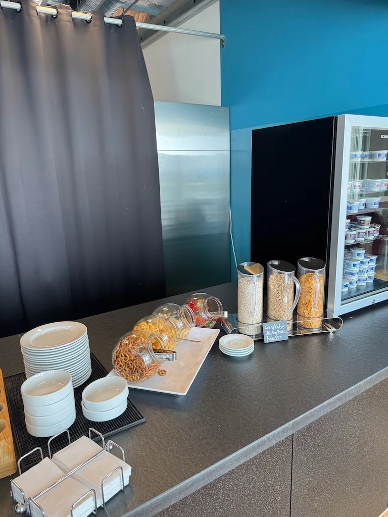 Buffet mit Snacks und Getränken in einem Flughafen-Lounge