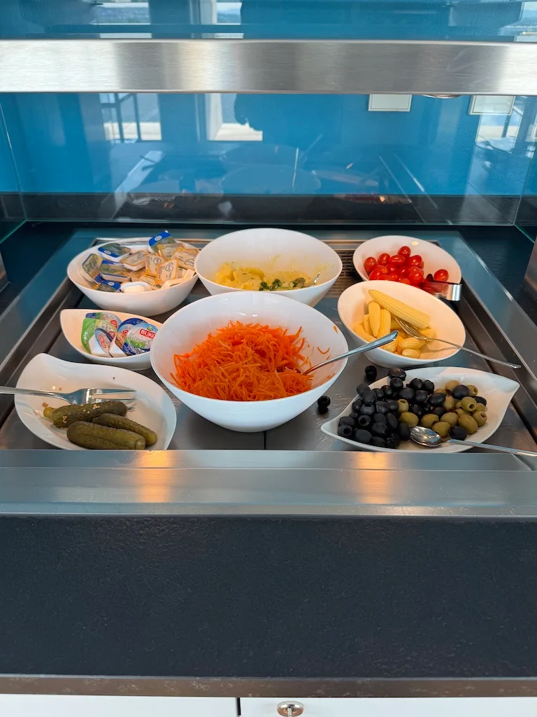 Frühstücksspeisenbuffet mit Gemüse, Tomaten, Oliven und Käse
