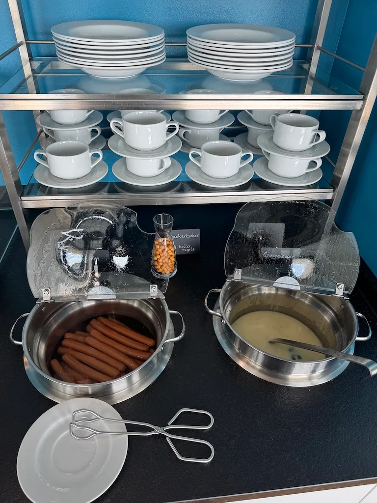 Buffet mit Würstchen und Käse in einer Lounge