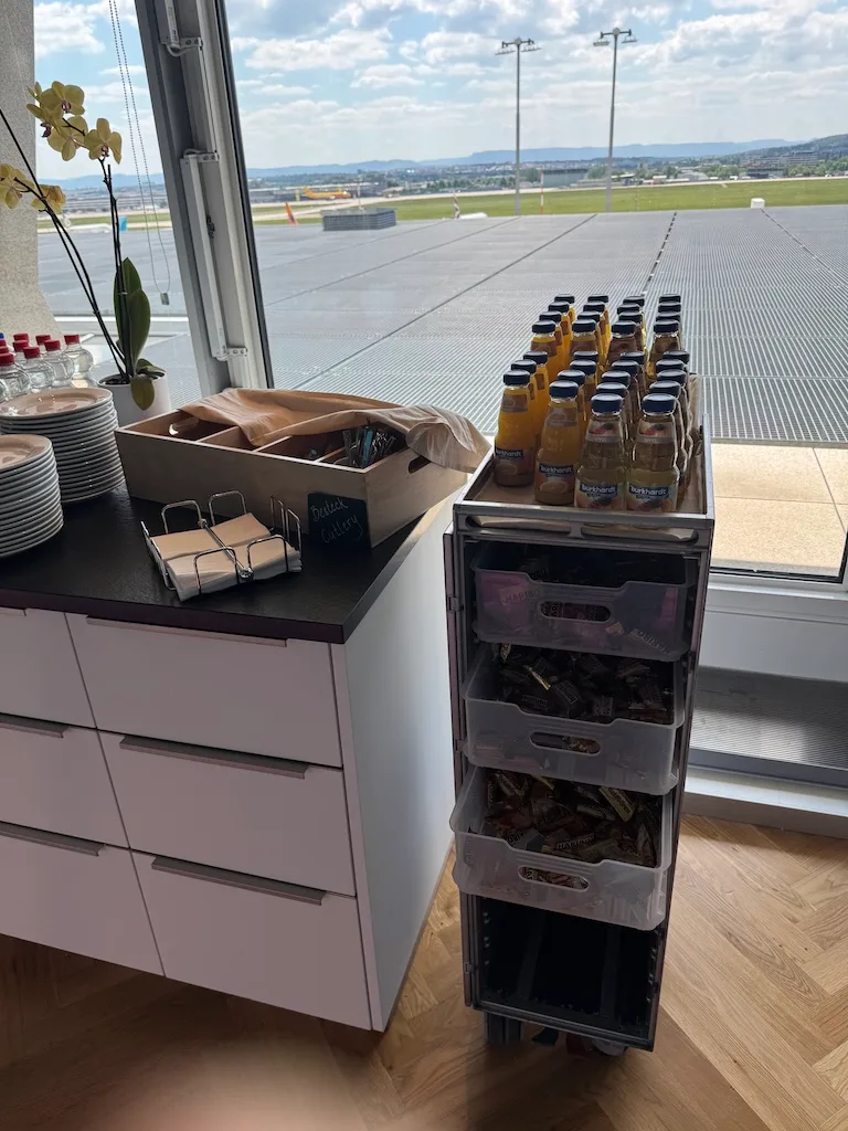 Buffet mit Getränken und Snacks im Flughafenlounge