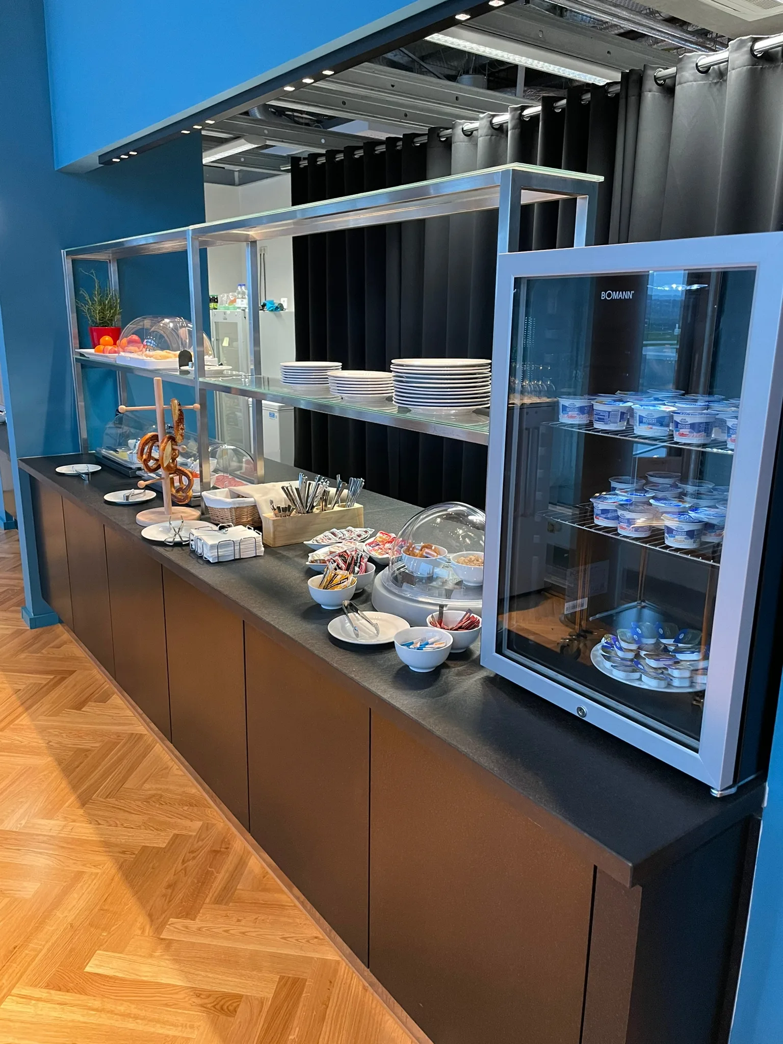Buffet mit verschiedenen Speisen und Getränken im Flughafenlounge
