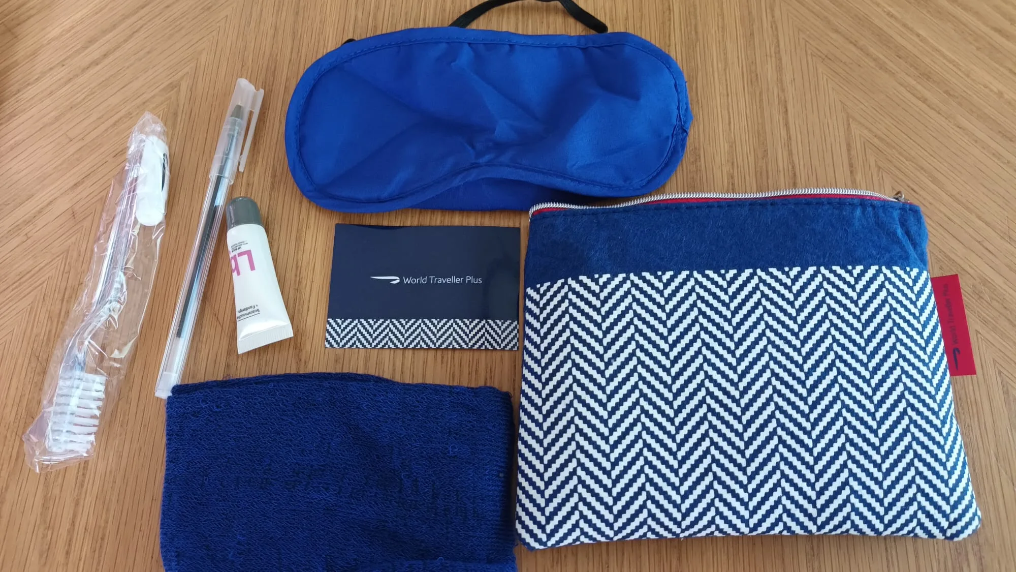 Reisezubehör-Set mit Schlafmaske, Zahnbürste und Handtuch