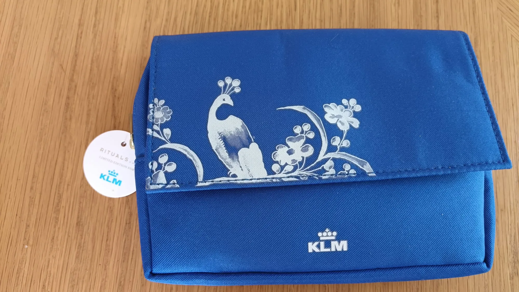 Die blaue Tasche mit Pfau und Blumenmuster