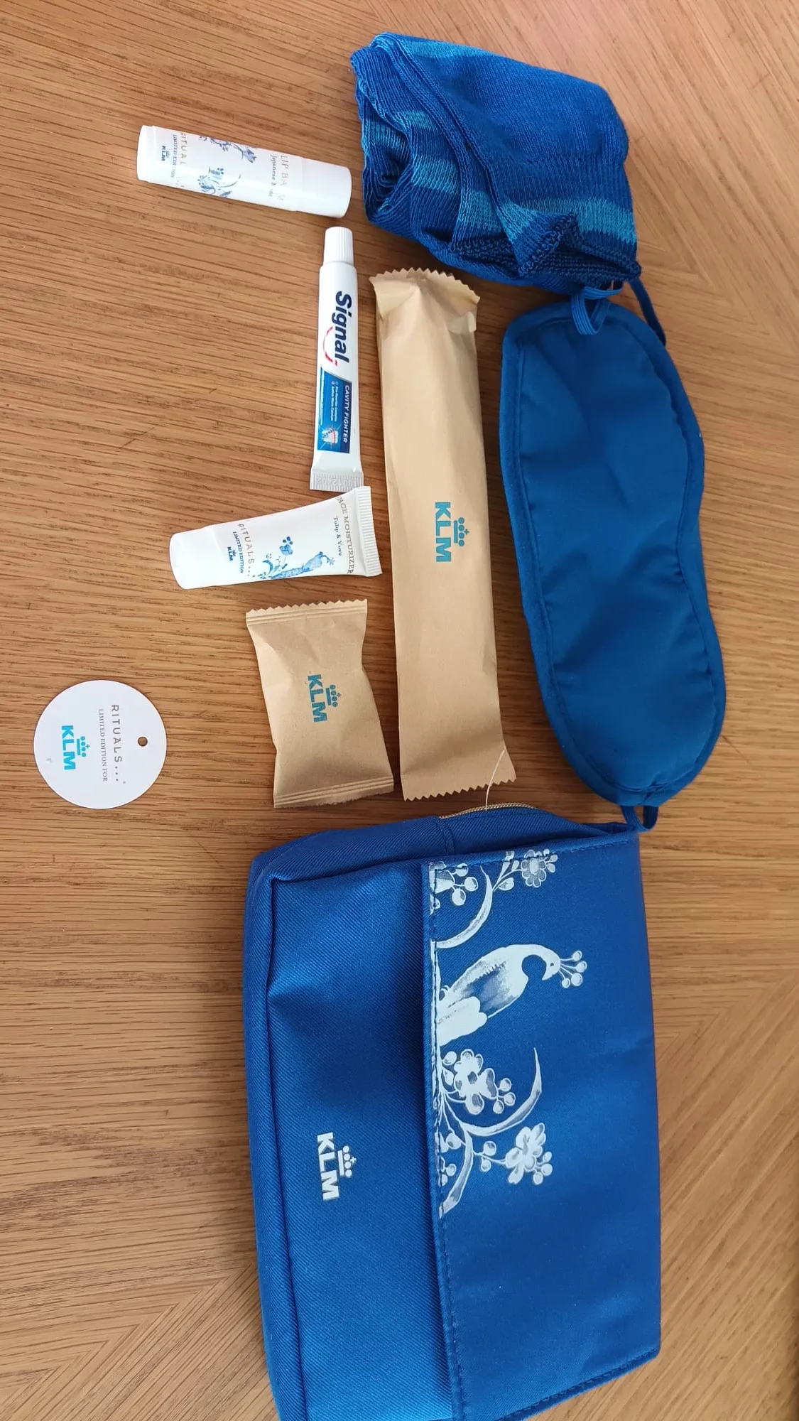Einzelne Kosmetikartikel aus dem Kit