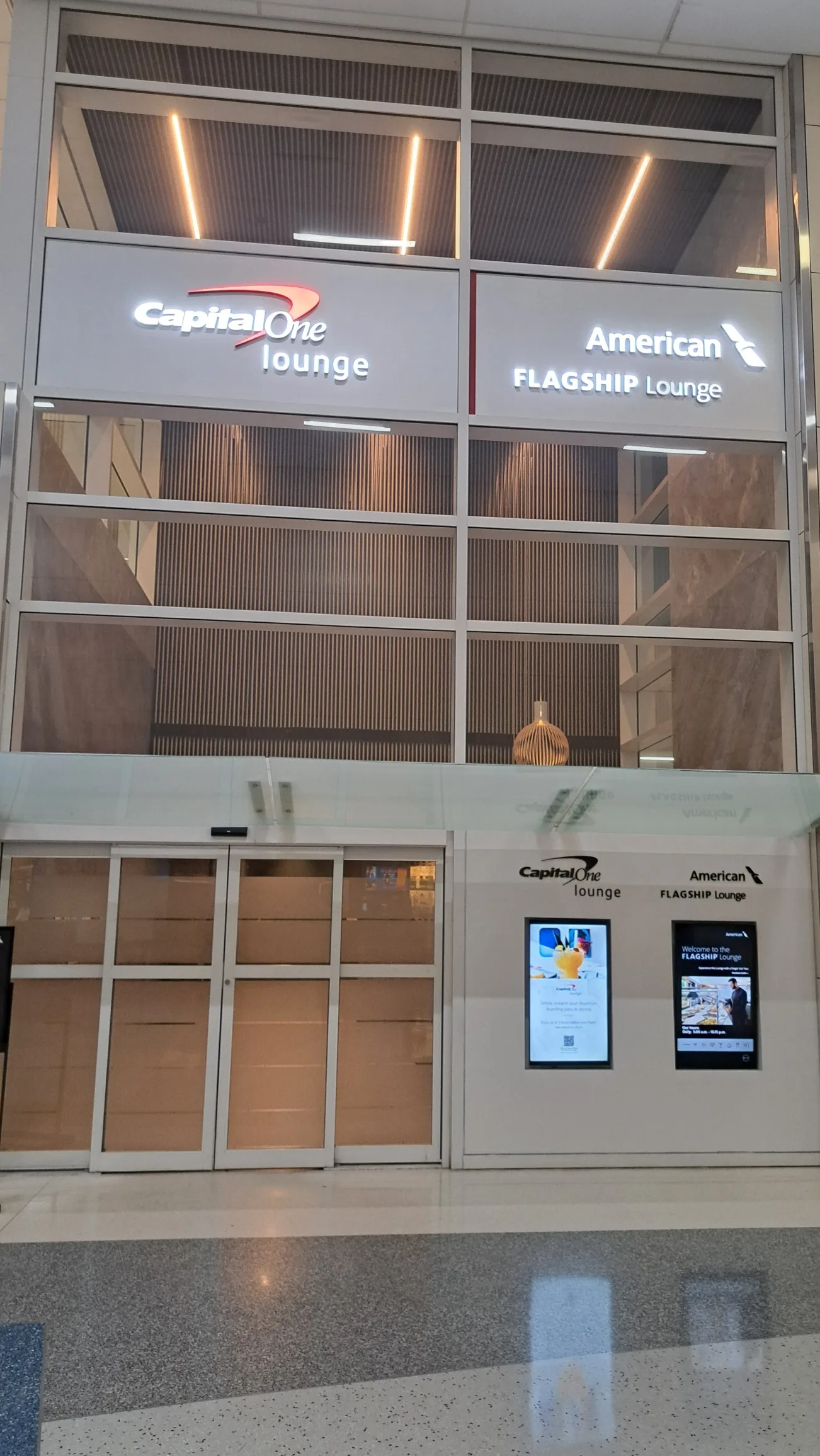 Eingang zum Capital One Lounge und American Flagship Lounge am Flughafen