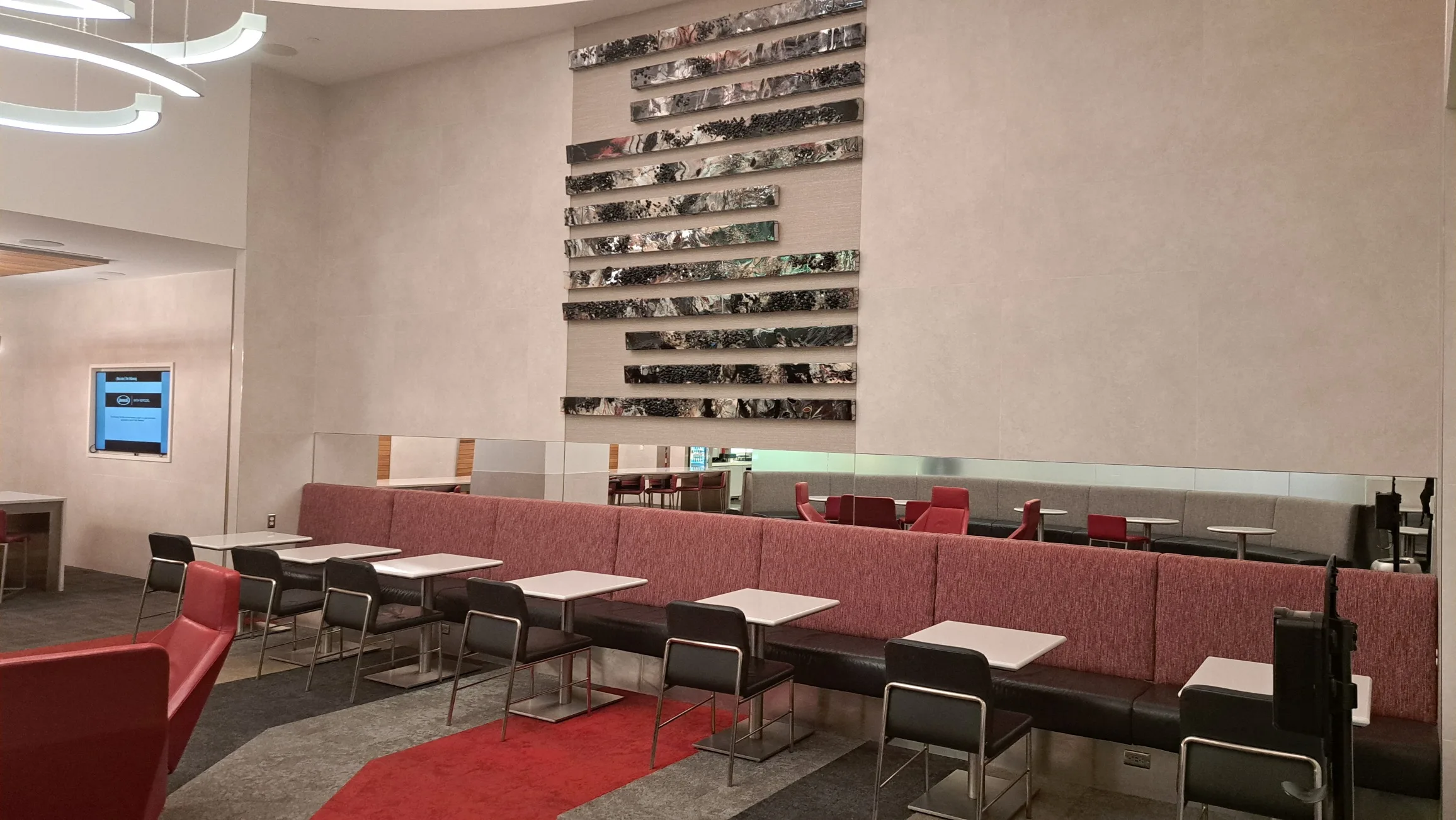 Lounge mit Sitzbanken und Tischen in modernem Design
