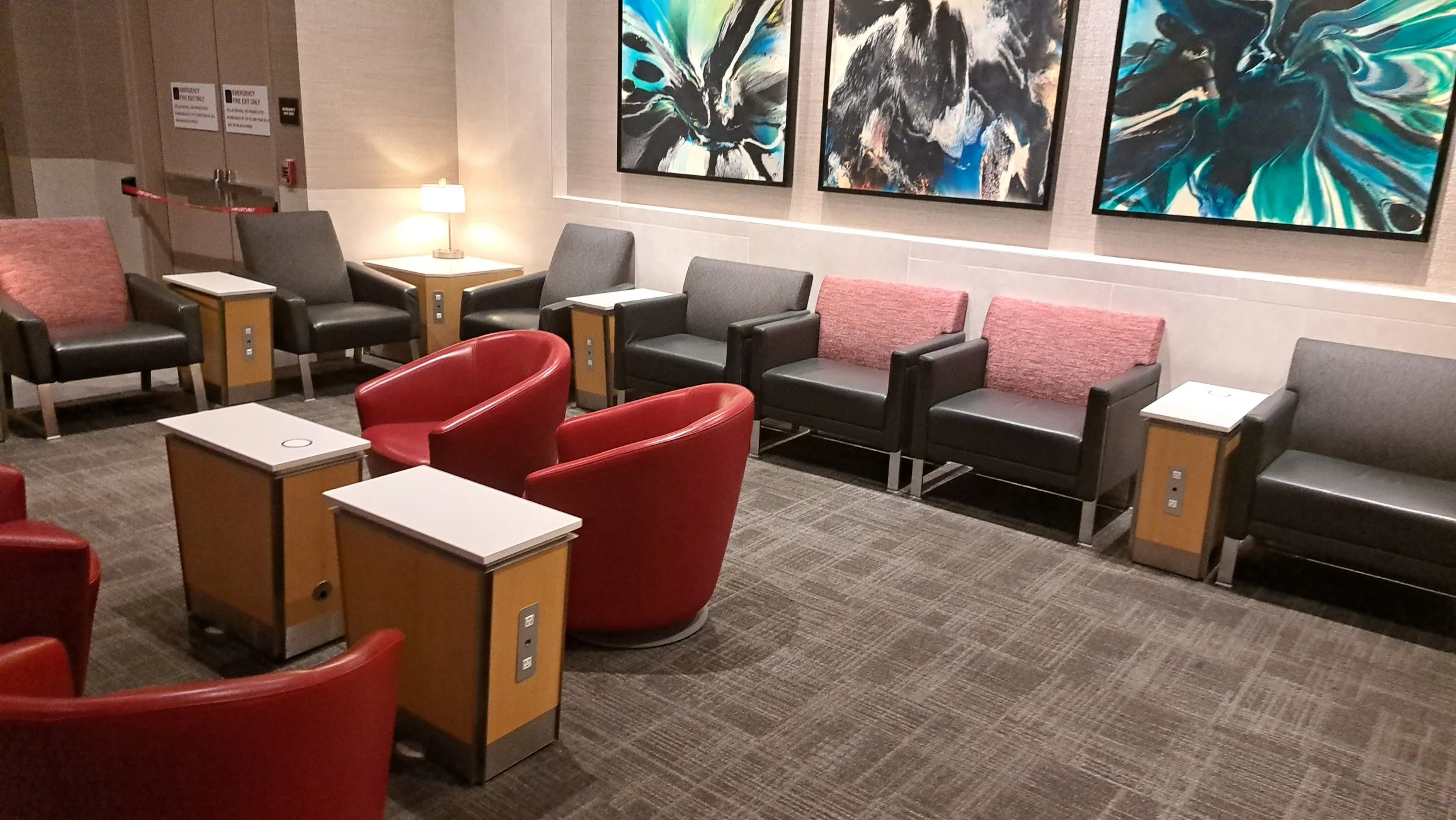 Lounge mit Sesseln und Tischen in verschiedenen Farben