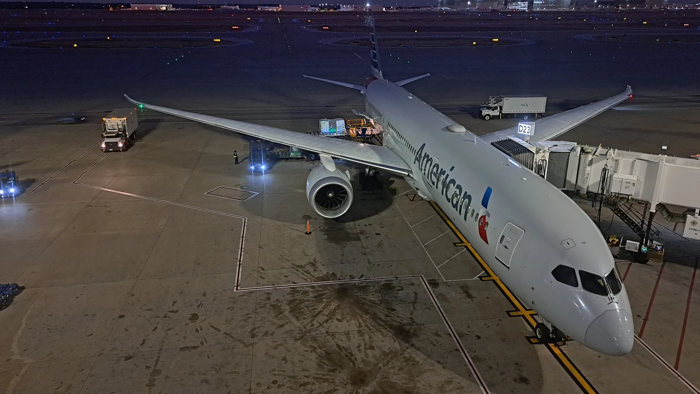 Flugzeug am Flughafen bei Nacht
