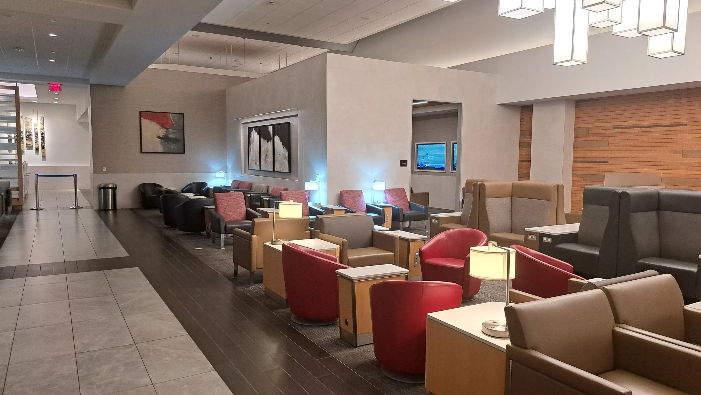 Lounge mit Sesseln und Tischen in neutralen Farben