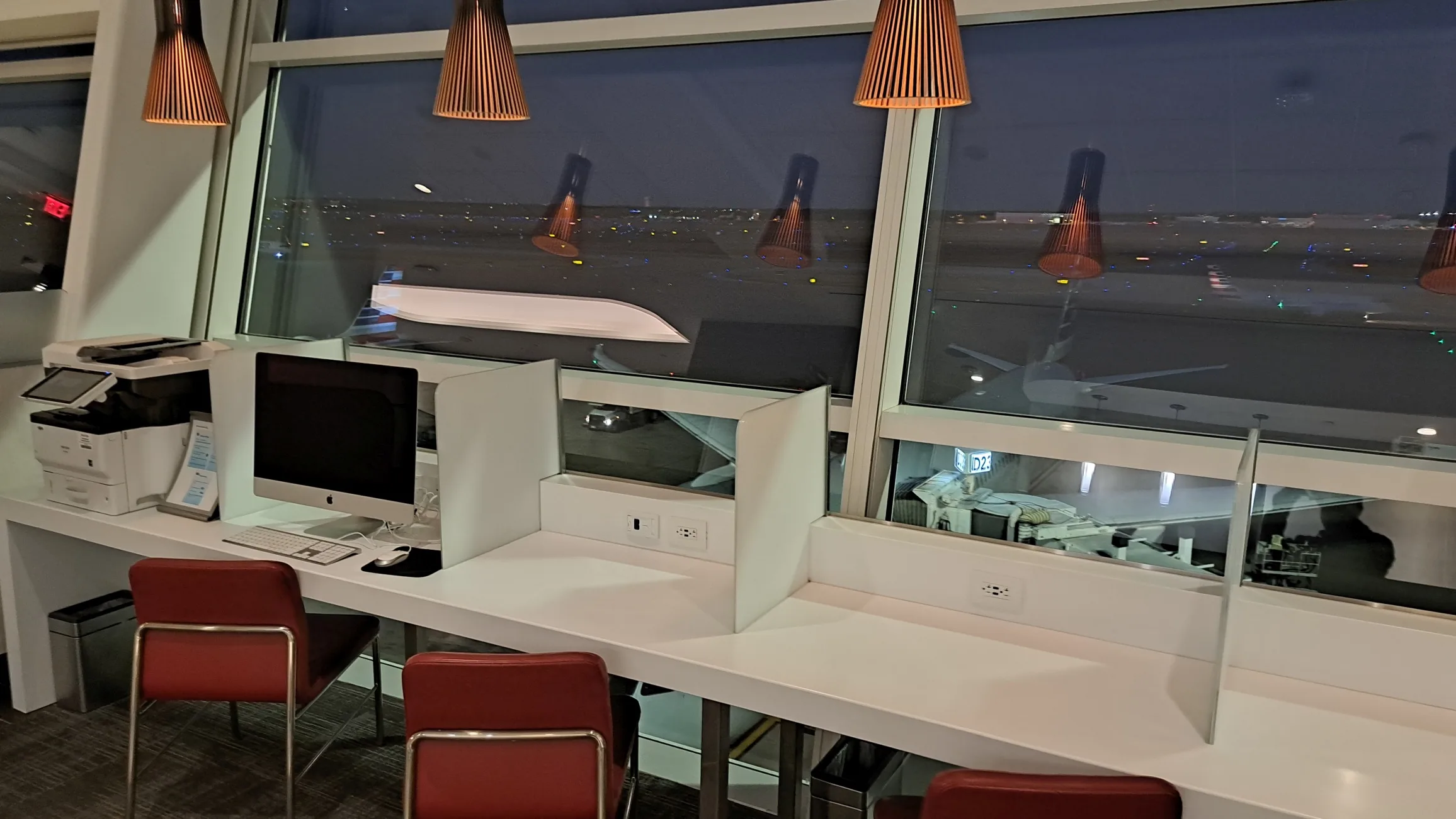 Arbeitsplatz im Flughafenlounge mit Blick auf die Landebahn