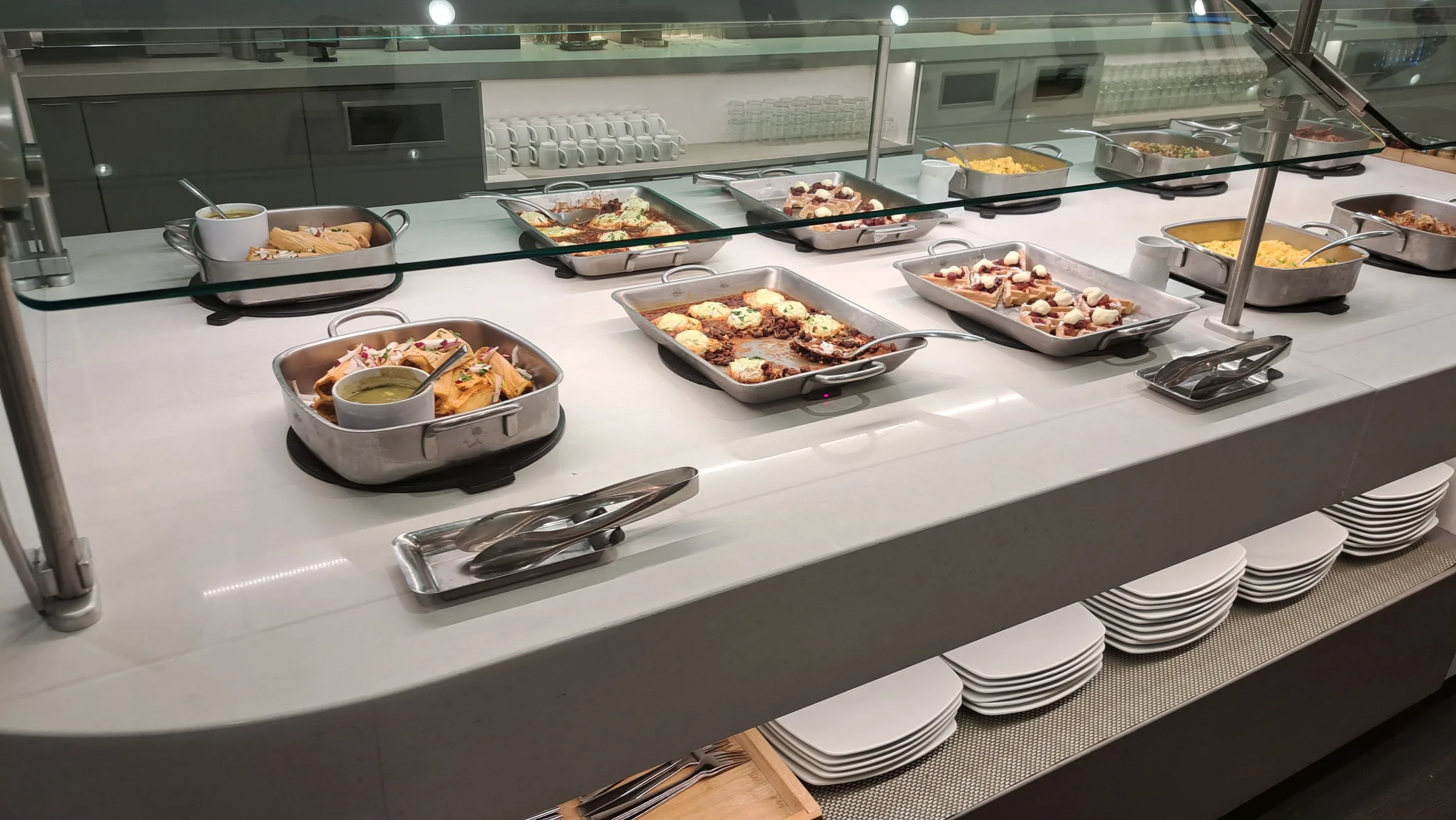 Buffet mit verschiedenen Gerichten auf Metallplatten