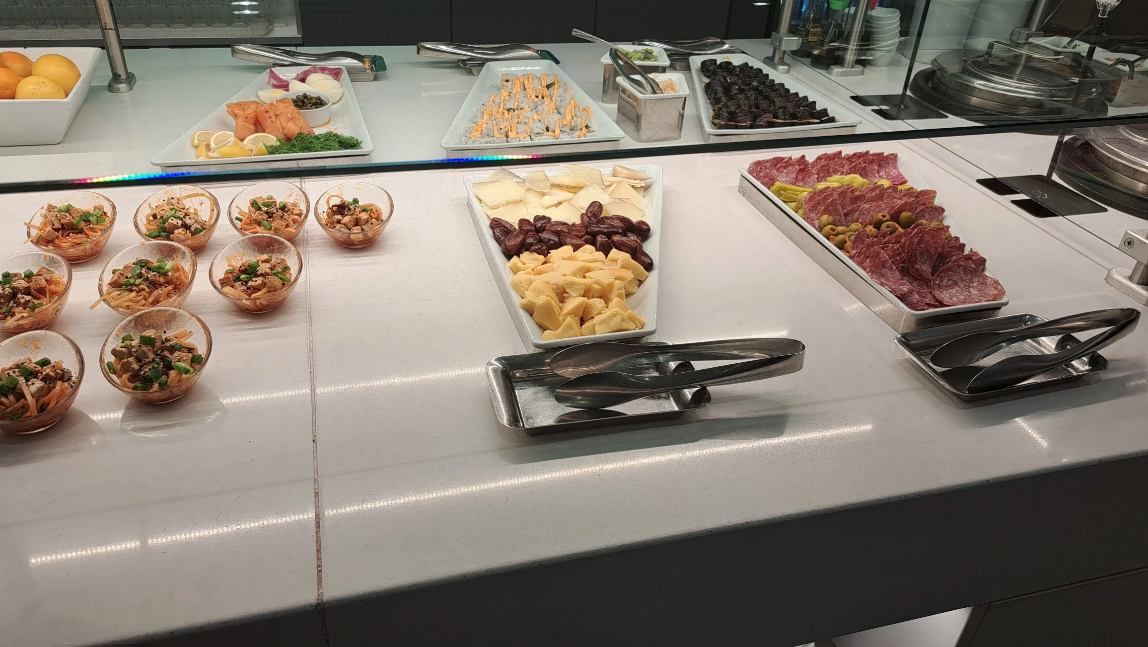 Buffet mit verschiedenen Speisen wie Käse, Schinken und Salat