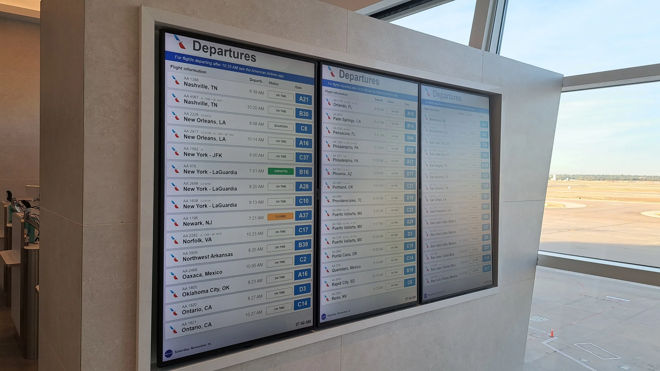 Abflugtafel im Terminal D