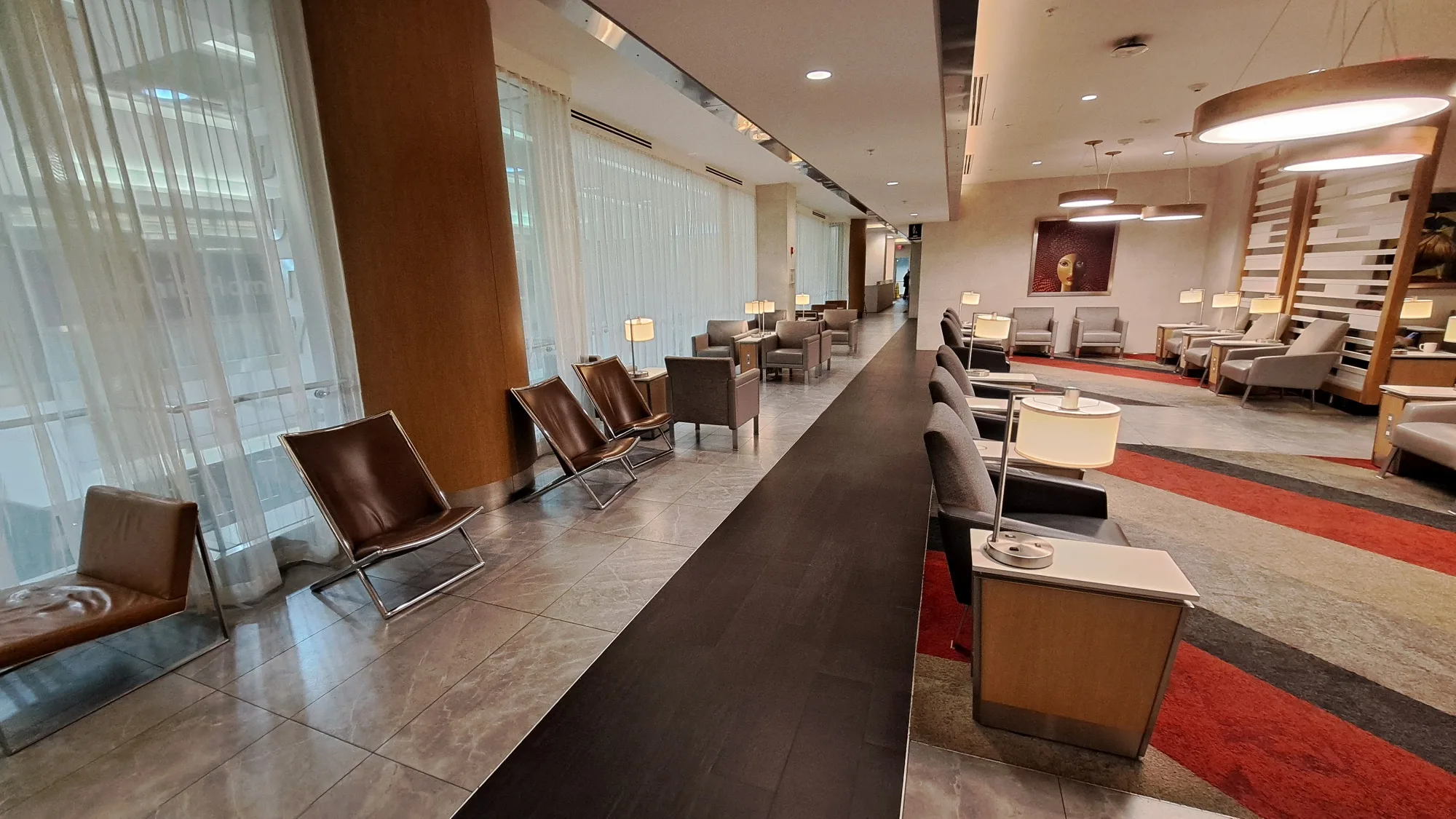Lounge mit Sesseln und Tischen in neutralen Farben