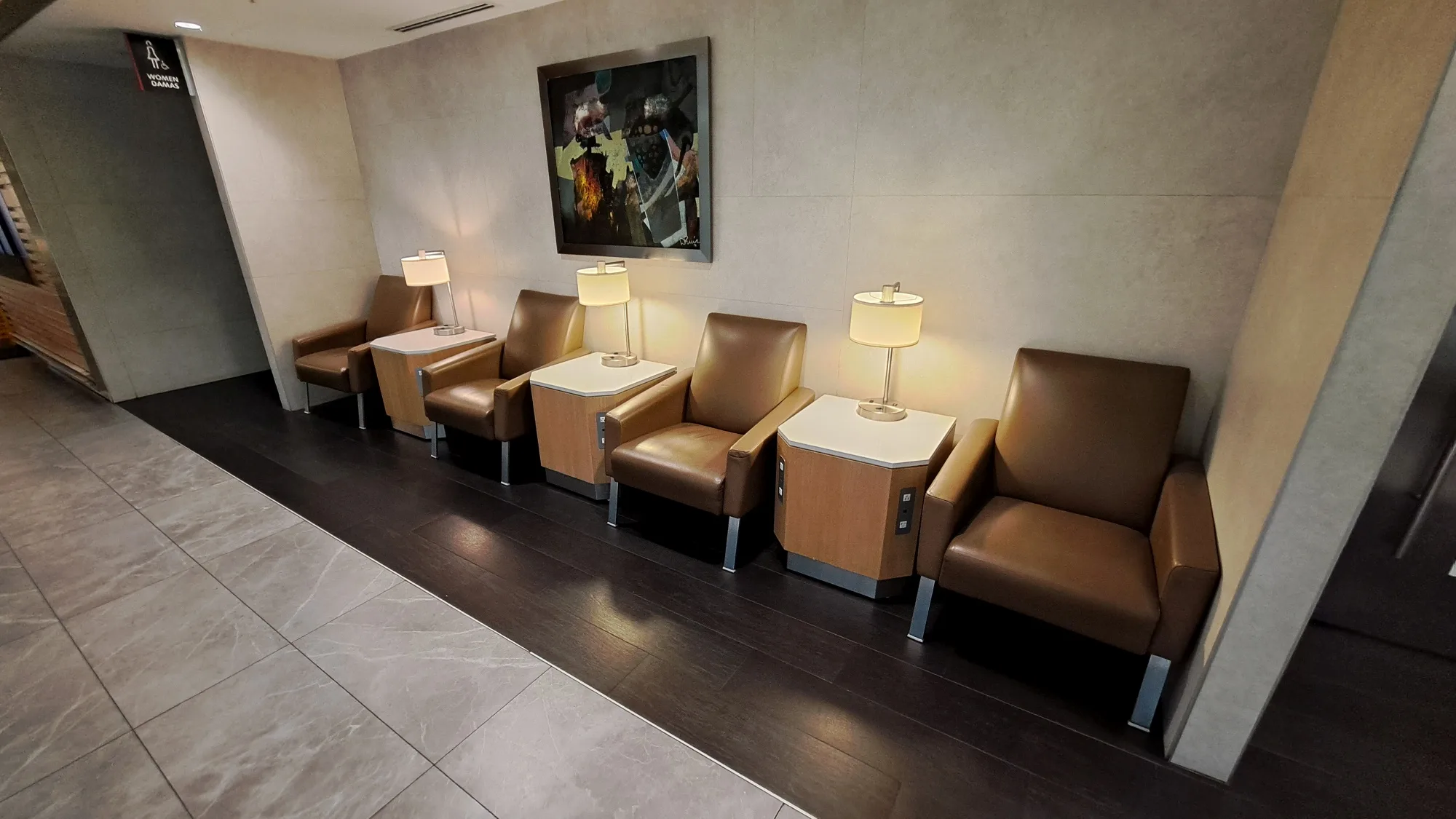 Lounge mit Sesseln und Nachttischen