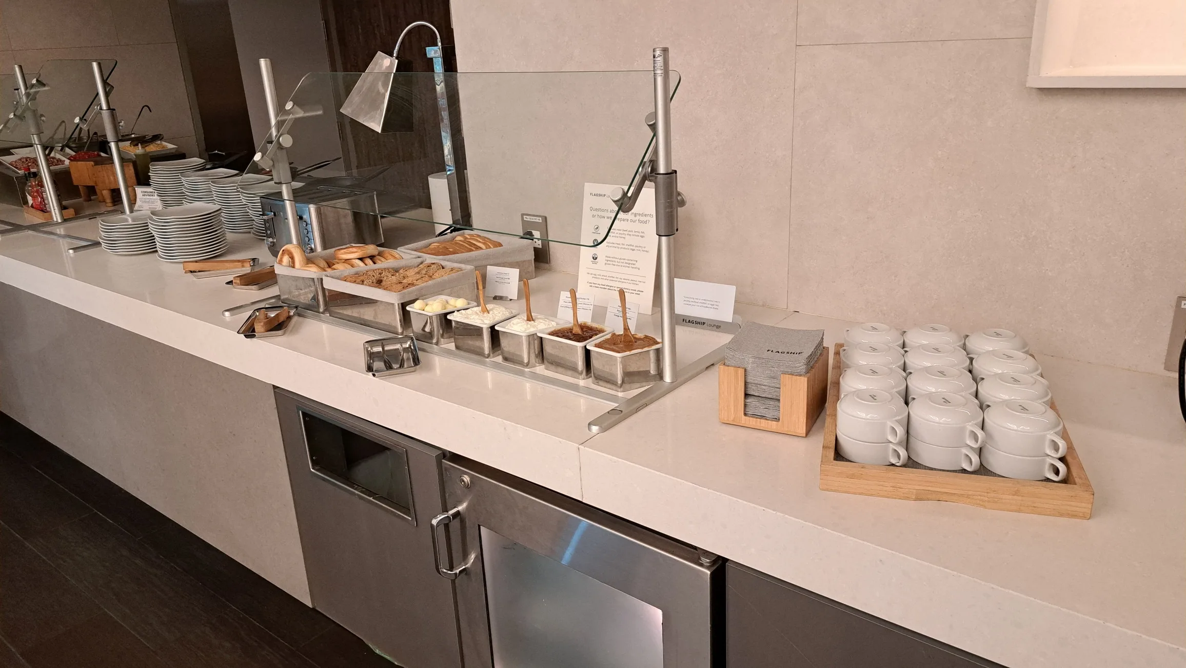 Buffet mit Kaffeebechern und Frühstücksnahrung im Flughafenlounge