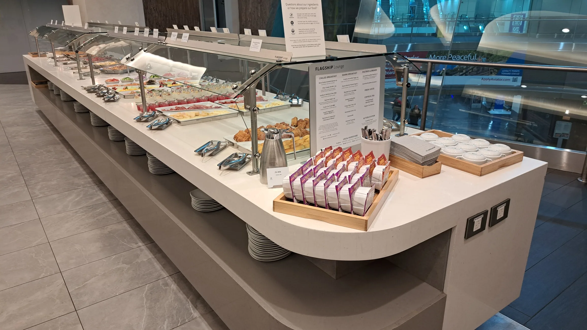 Buffet mit verschiedenen Speisen und Geschirr im Flughafenlounge